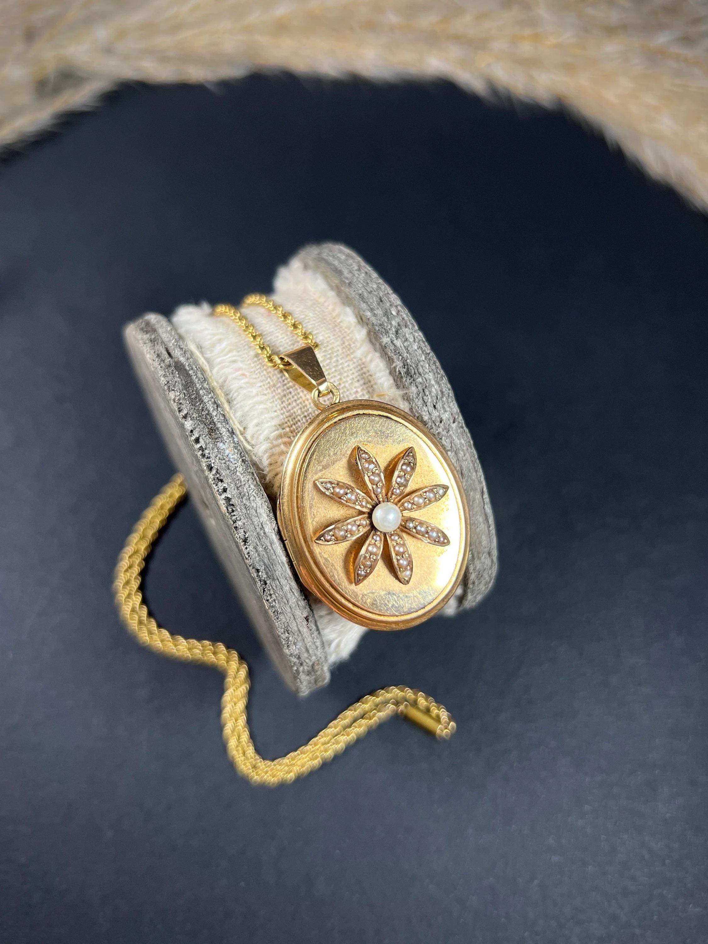 18ct Rose Gold French Stamped Victorian Era Oval Shaped Locket with Pearl Flower In Good Condition For Sale In Brighton, GB