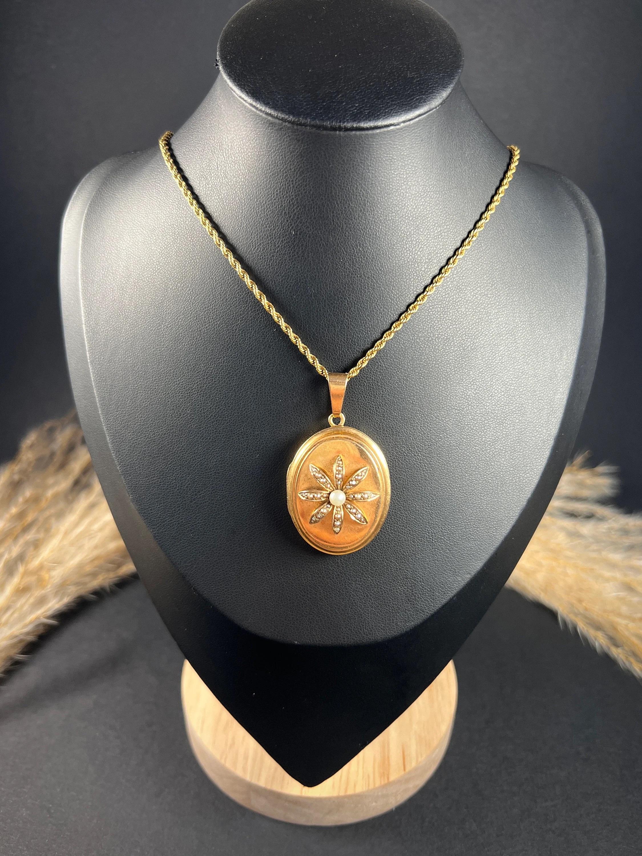 Women's or Men's 18ct Rose Gold French Stamped Victorian Era Oval Shaped Locket with Pearl Flower For Sale