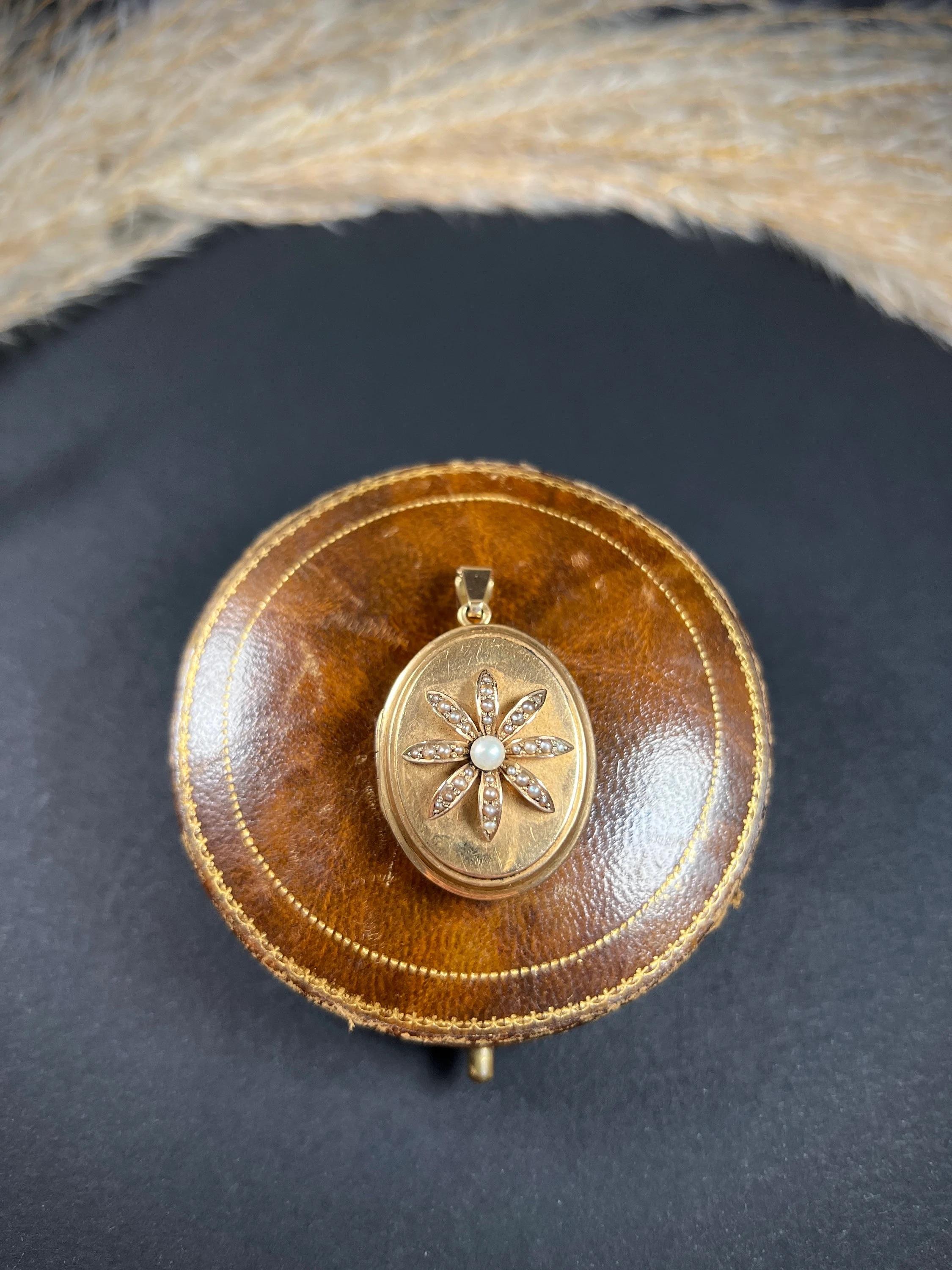 18ct Rose Gold French Stamped Victorian Era Oval Shaped Locket with Pearl Flower For Sale 1