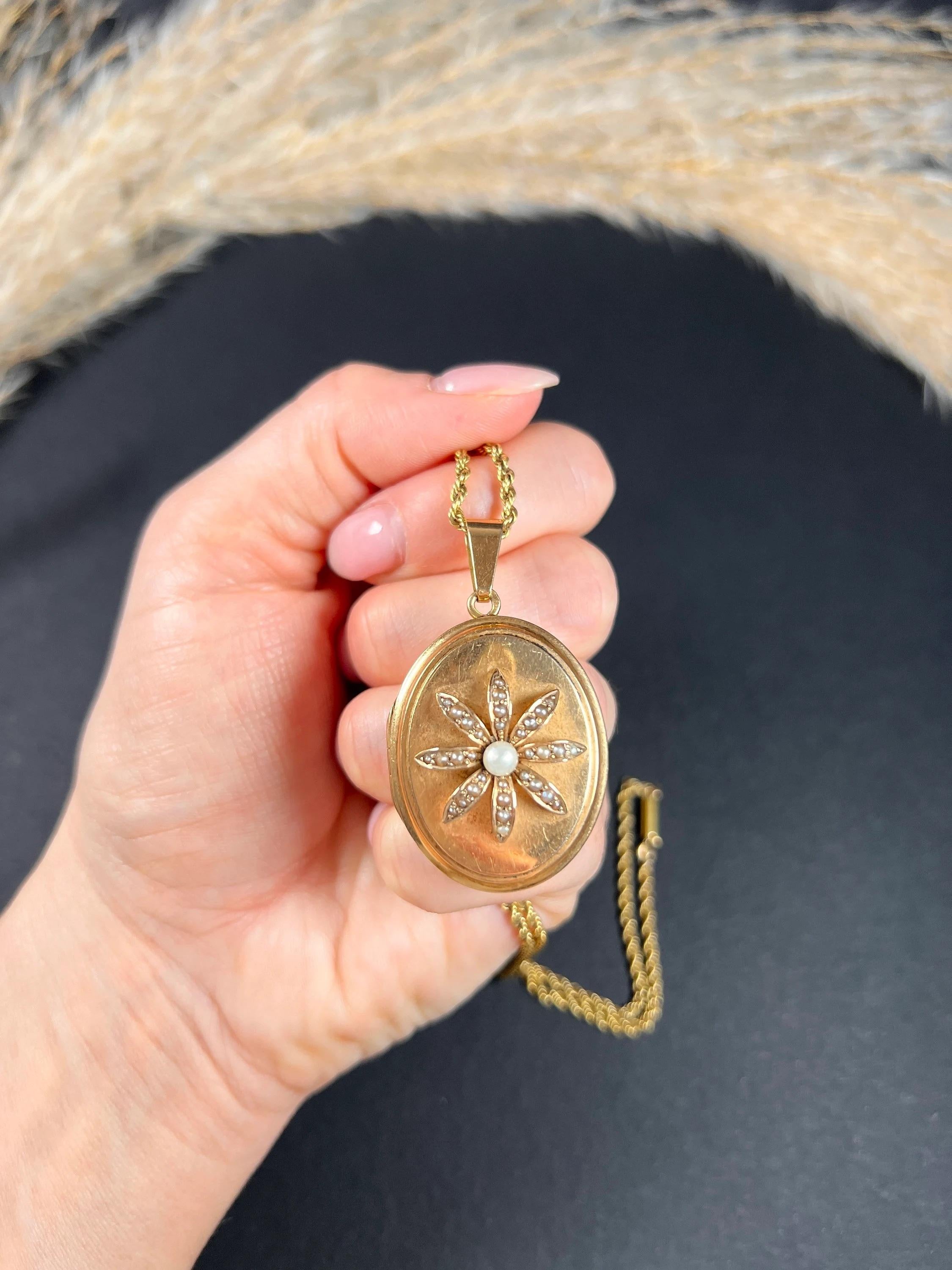18ct Rose Gold French Stamped Victorian Era Oval Shaped Locket with Pearl Flower For Sale 2