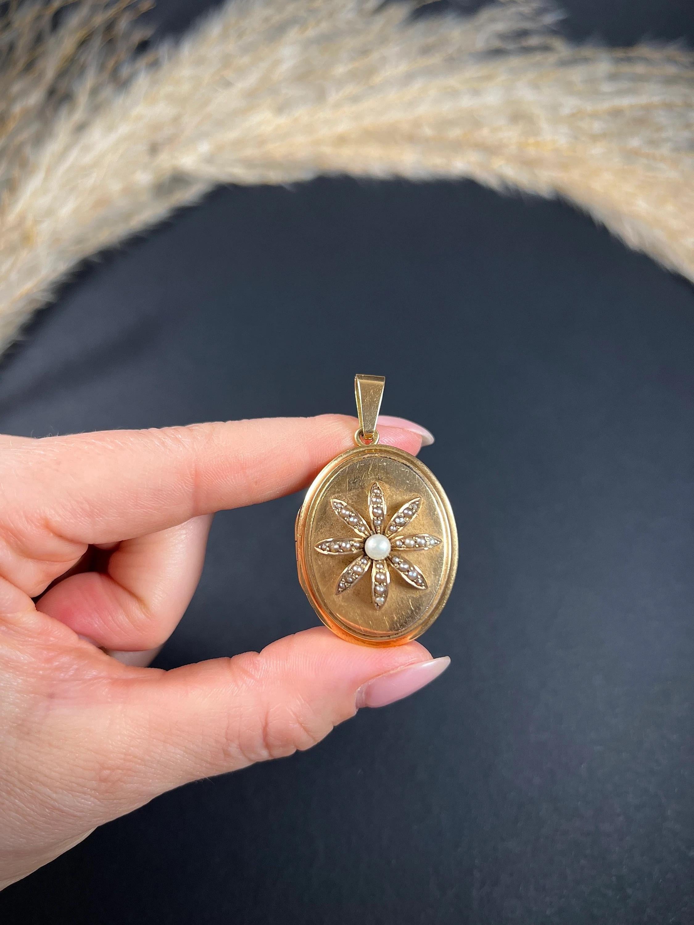 18ct Rose Gold French Stamped Victorian Era Oval Shaped Locket with Pearl Flower For Sale 3