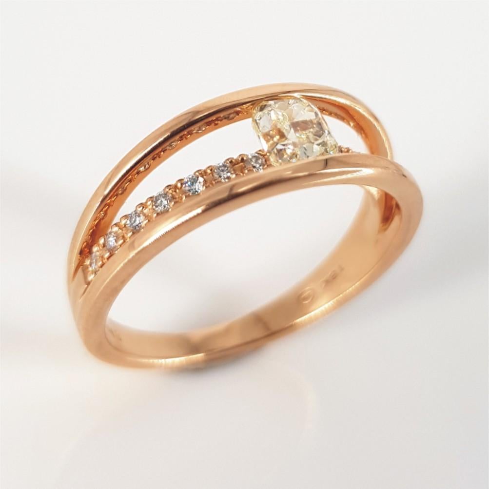 18ct Rose Gold Illusion Set Cushion Cut Diamond Ring In Excellent Condition For Sale In Cape Town, ZA