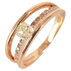 Bague en or rose 18 carats sertie d'un diamant taille coussin et d'une illusion