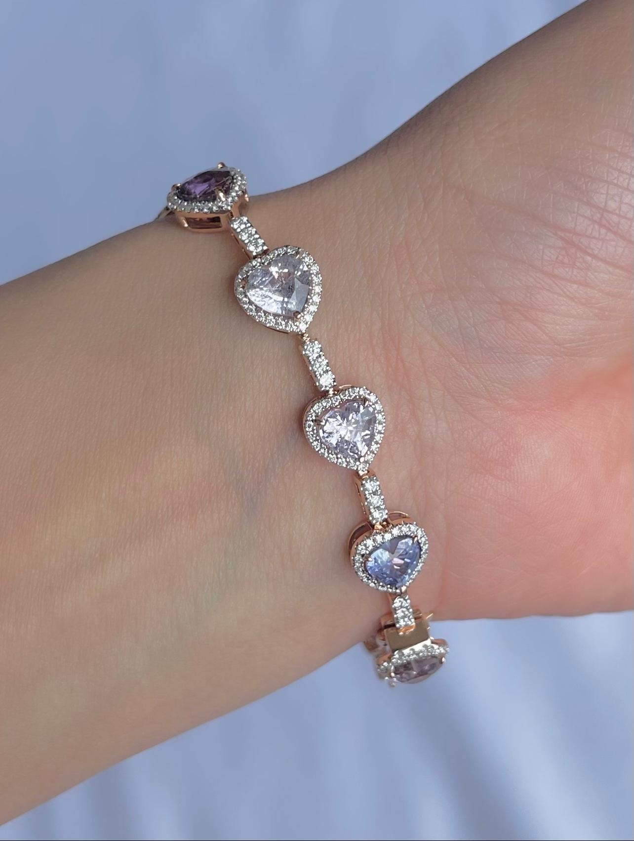 Armband aus 18 Karat Roségold mit mehrfarbigem Saphir und Diamanten (Herzschliff) im Angebot