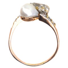 Anello "Moi et Toi" in oro rosa 18 carati con perla e diamante a forma di pera d'epoca, primi anni del XX secolo.