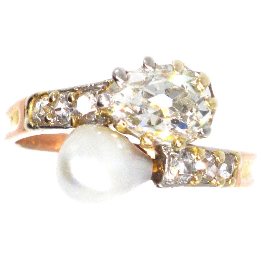 Bague « Moi et Toi » en or rose 18 carats, avec une perle et un diamant taille « Old Pear », début du XXe siècle. en vente