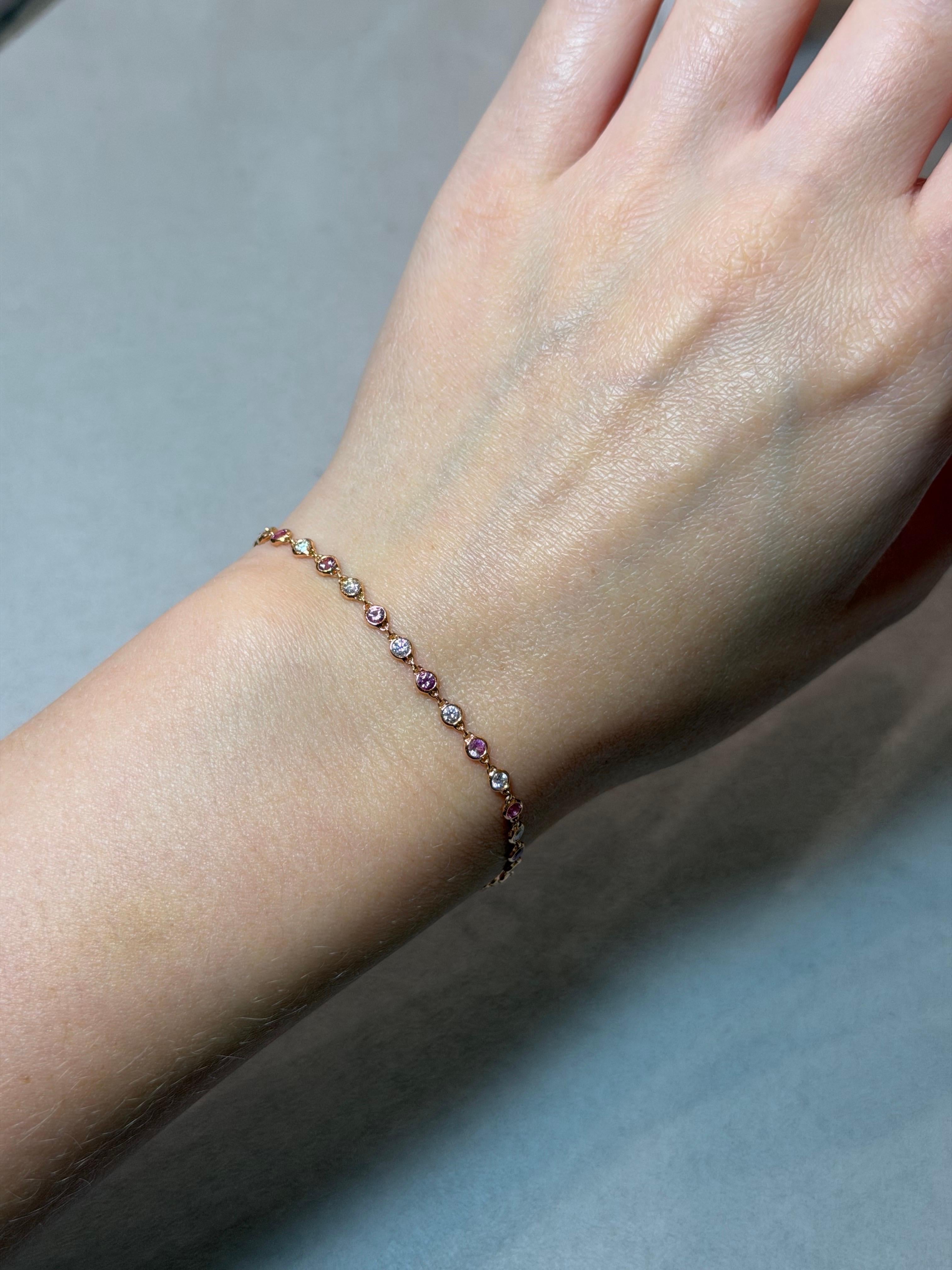 ChatGPT dijo:

Elegante, femenina y llena de luz, esta pulsera de oro rosa de 18 ct encarna la delicada belleza del equilibrio y el movimiento. Su fluida cadena de 7 pulgadas está elegantemente compuesta de finos eslabones, cada uno meticulosamente