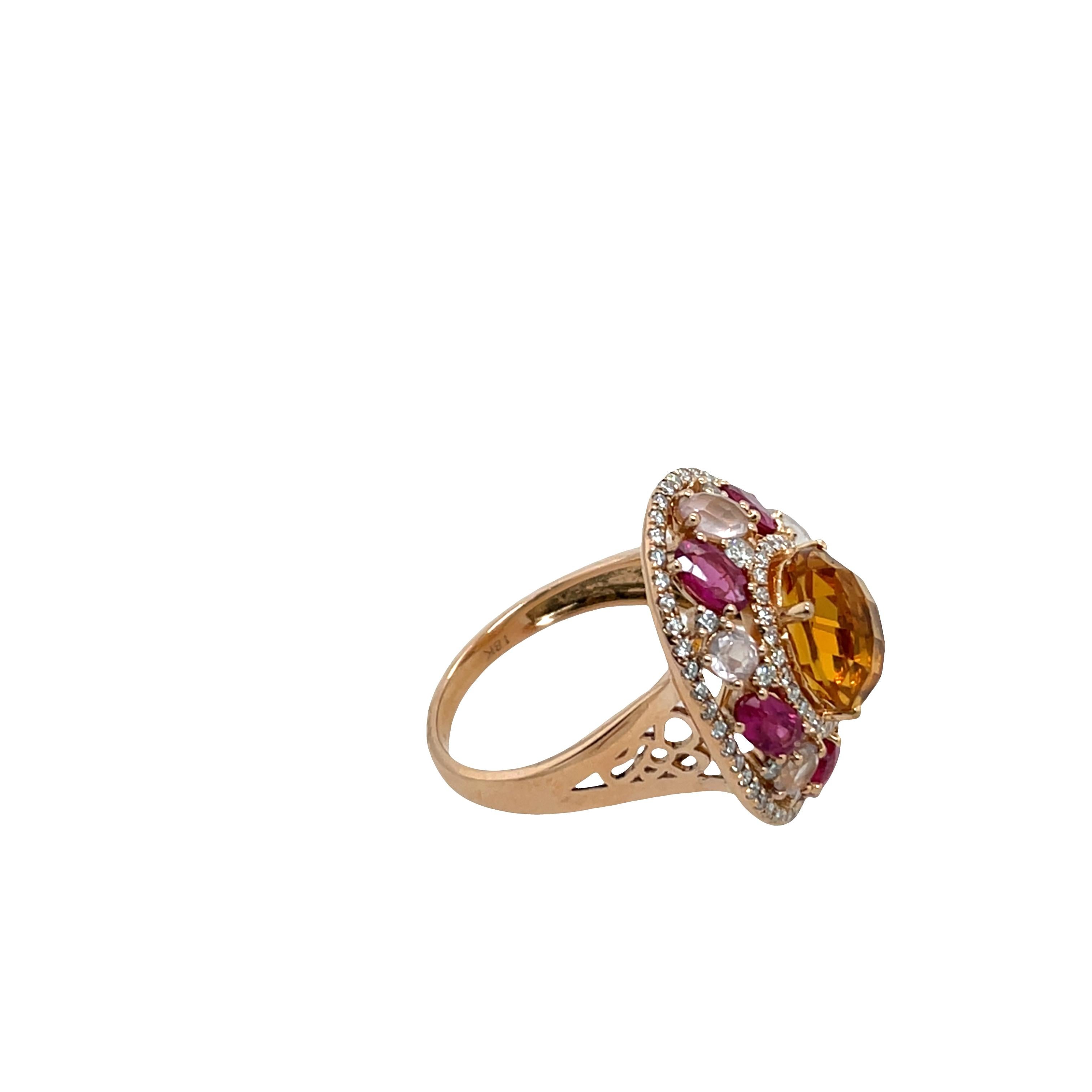 Un anello da cocktail audace ed elegante, realizzato in oro rosa 18 carati, che mette in mostra un sorprendente gruppo di gemme vibranti. Il cuore è costituito da un caldo citrino, accentuato da un morbido quarzo rosa, da vivaci zaffiri rosa e da