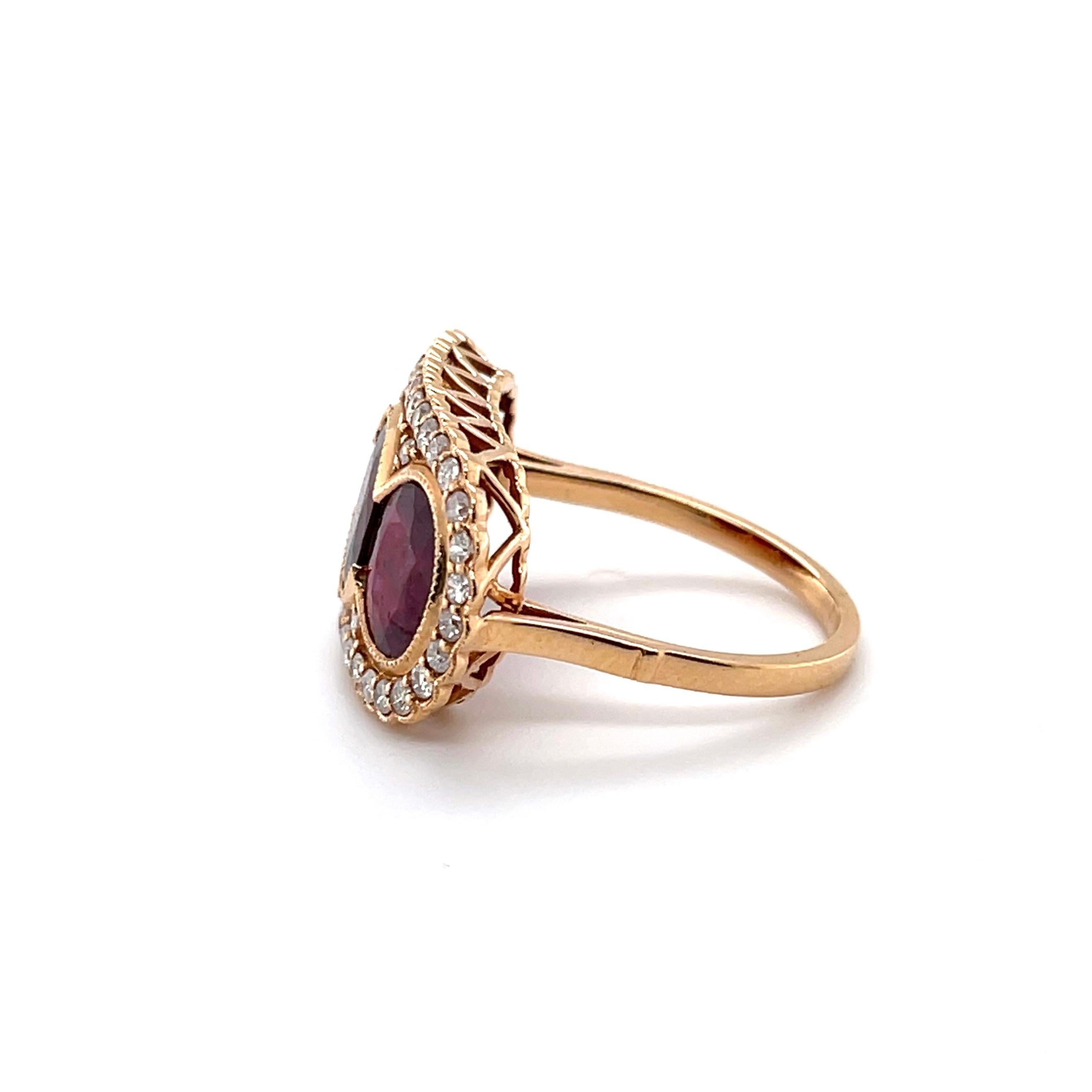 Im Angebot: 18 Karat Roségold Trilogie Rubin und Diamant-Ring () 2