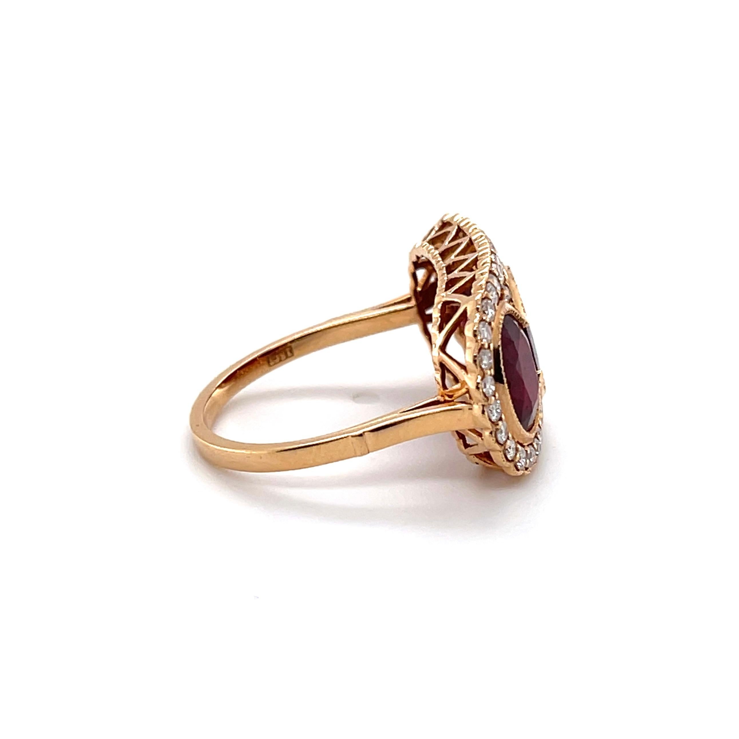 Im Angebot: 18 Karat Roségold Trilogie Rubin und Diamant-Ring () 3