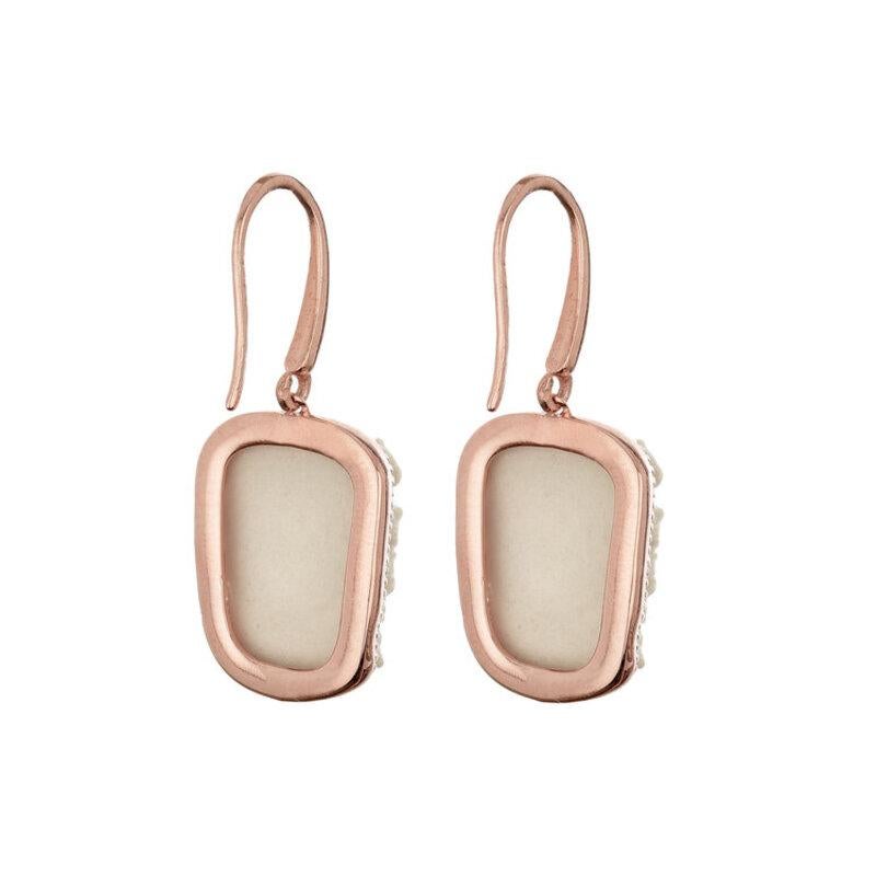 18ct rose gold vermeil and fine porcelain
Handmade in Italy

Exaggerated details celebrate exuberance in the Barocco collection inspired by 17th century architecture. Ancient motifs such as a woman wearing a fruit and flower hair ornament,