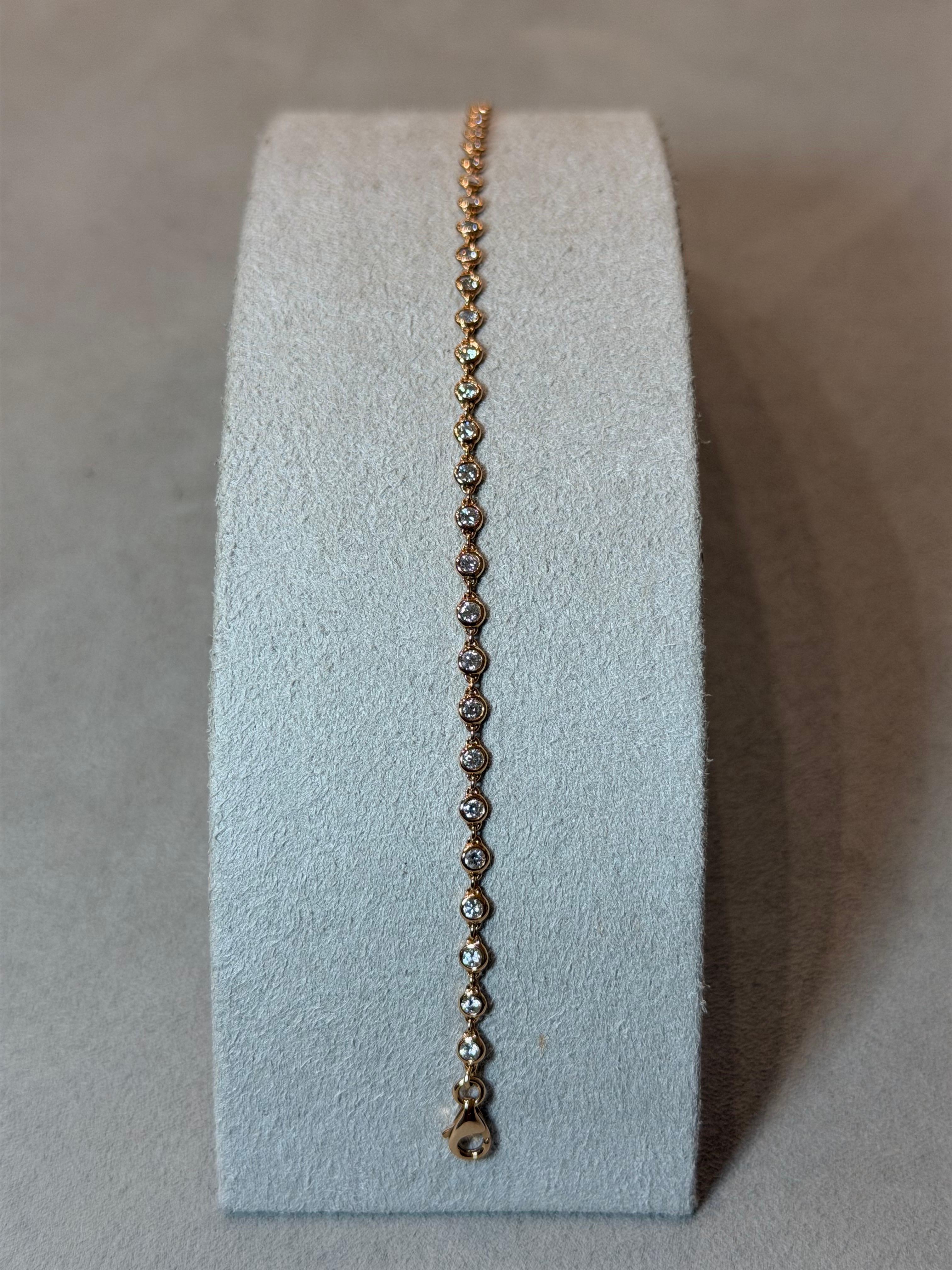 Símbolo de equilibrio y refinada sencillez, la Pulsera Cadena Yoga encarna la elegancia sin esfuerzo en movimiento. Cada eslabón, meticulosamente elaborado, está engastado individualmente con diamantes blancos naturales, con un total de 1,19