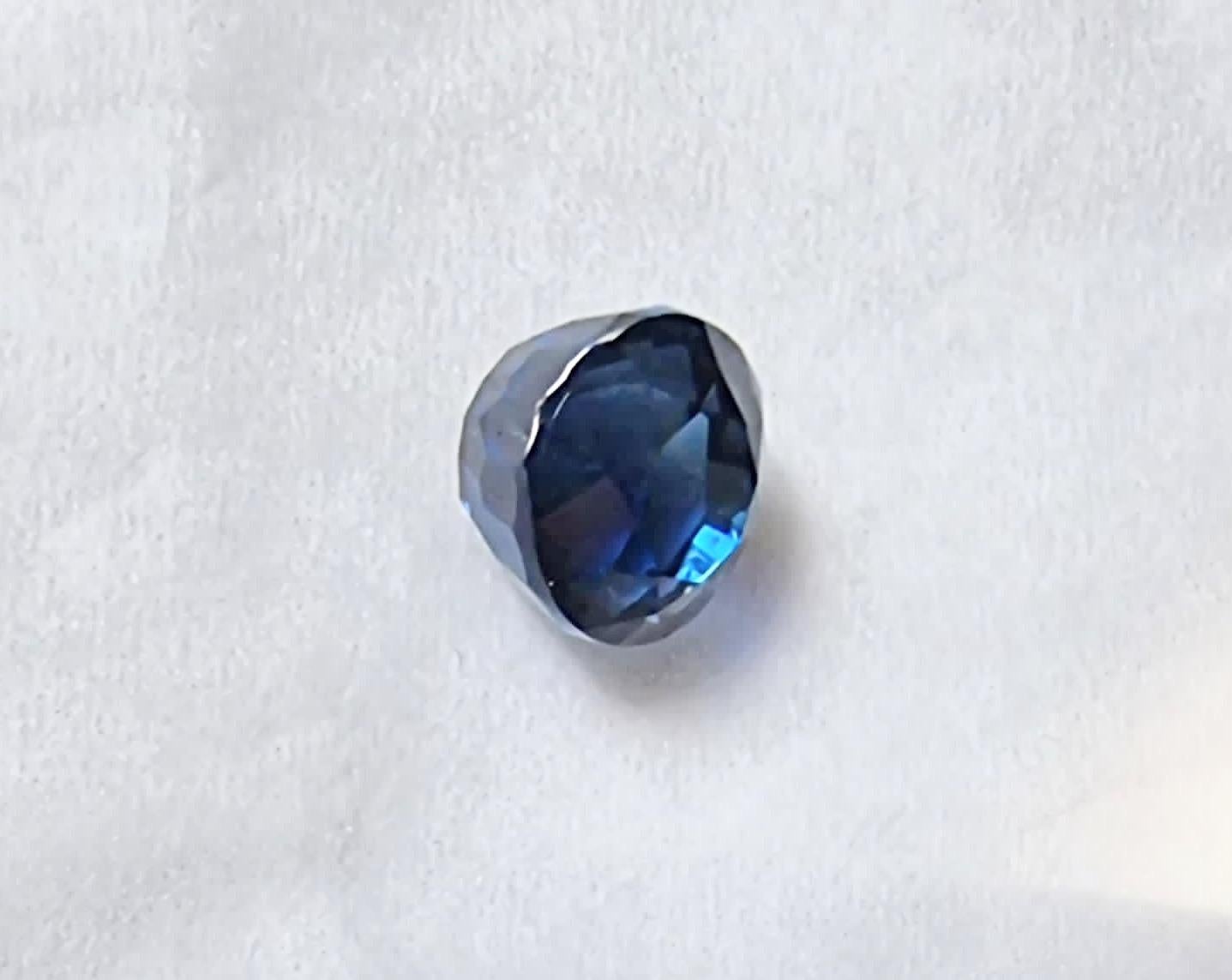 Gemma rotonda di zaffiro blu vivo Nature 1.8ct in vendita 4