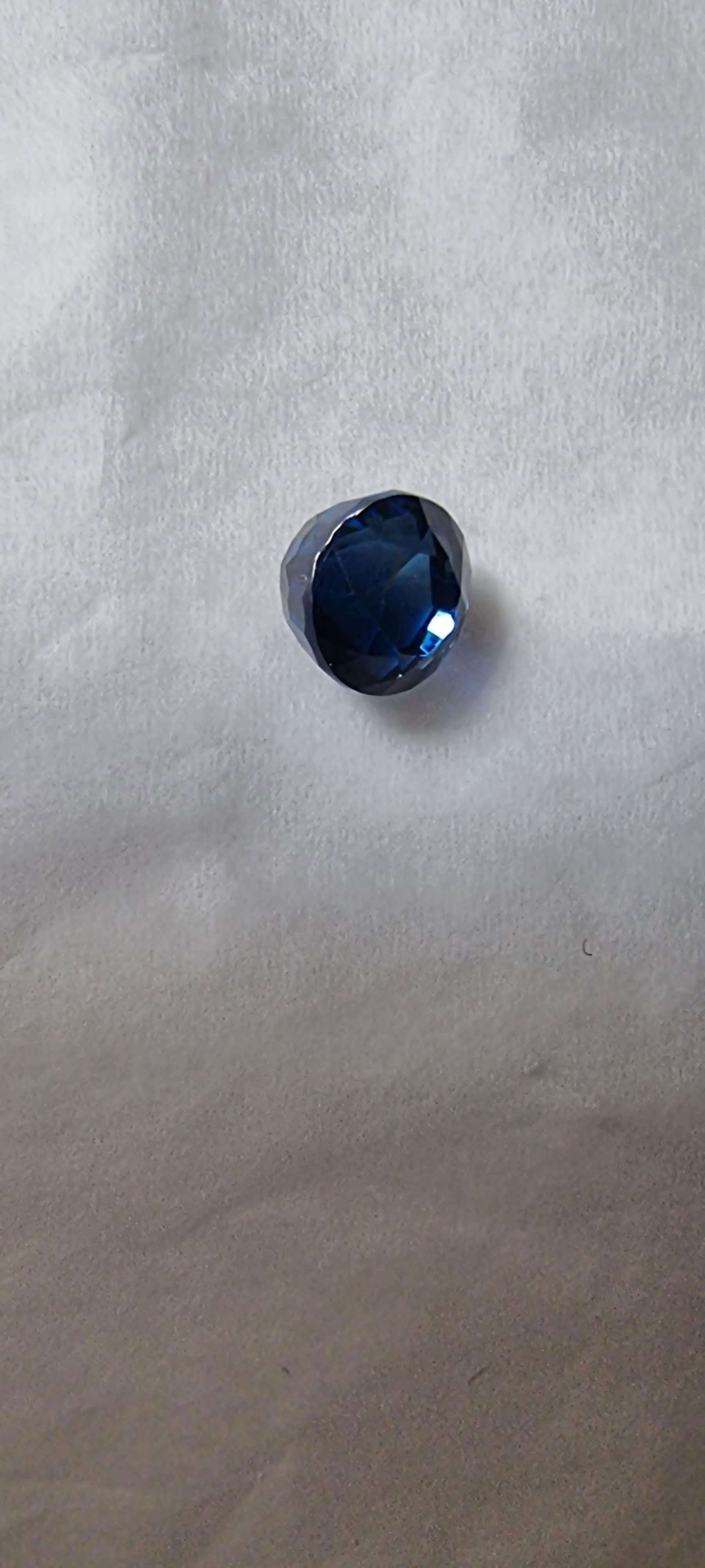 Gemma rotonda di zaffiro blu vivo Nature 1.8ct in vendita 5