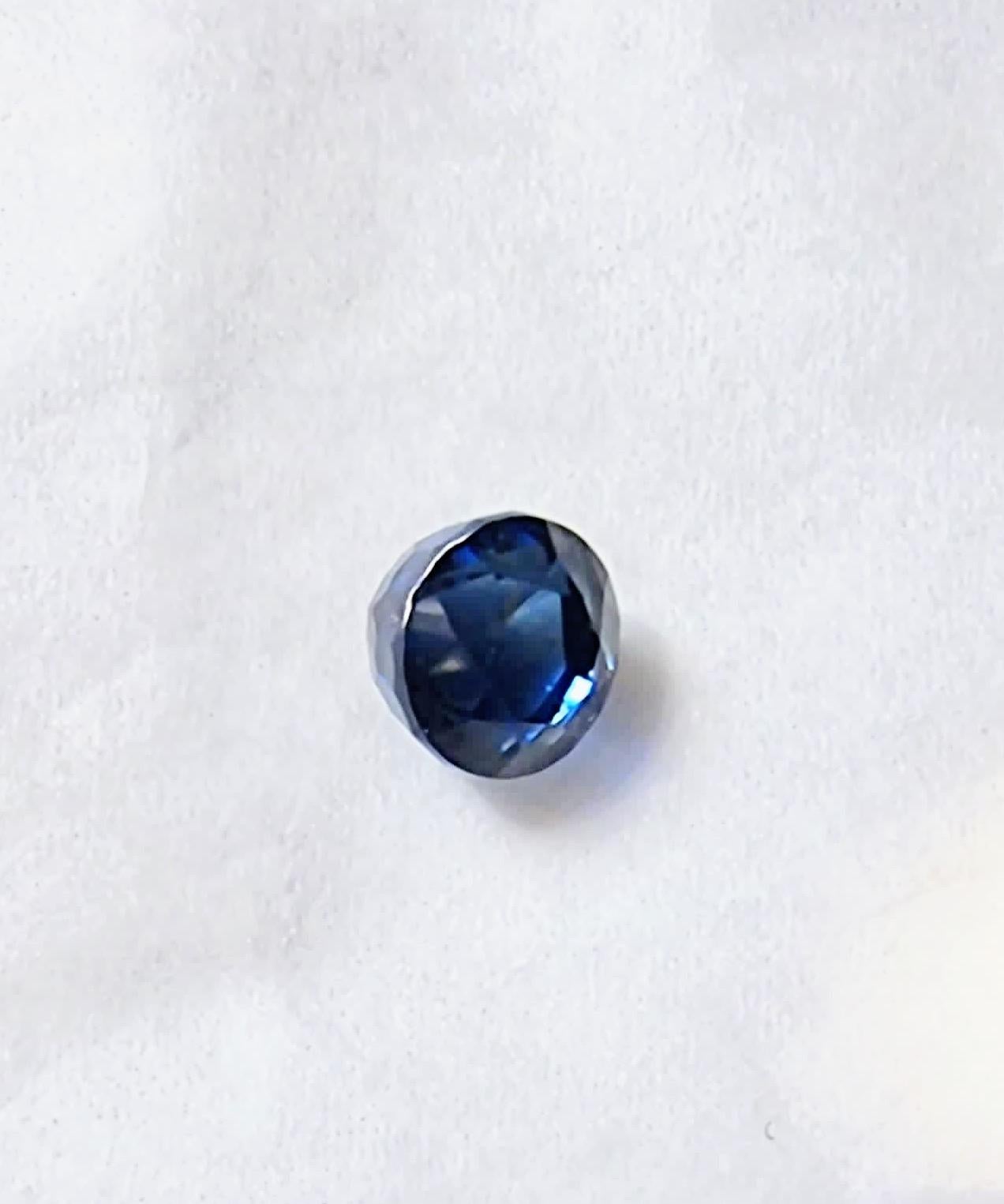 da uomo o donna Gemma rotonda di zaffiro blu vivo Nature 1.8ct in vendita