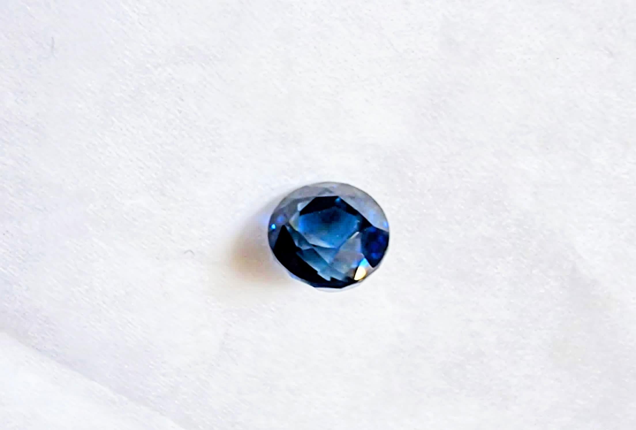 Gemma rotonda di zaffiro blu vivo Nature 1.8ct in vendita 1