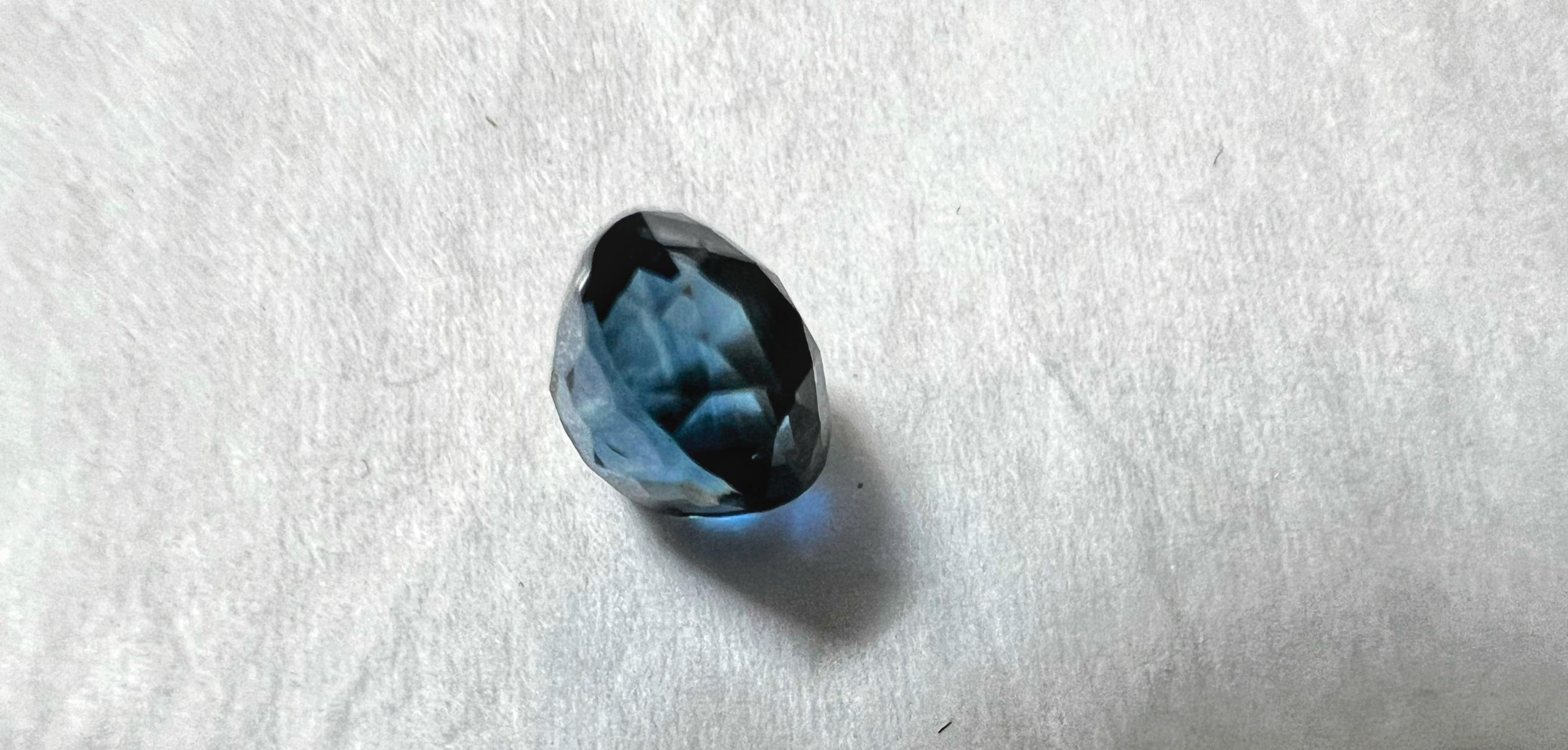 Gemma rotonda di zaffiro blu vivo Nature 1.8ct in vendita 2