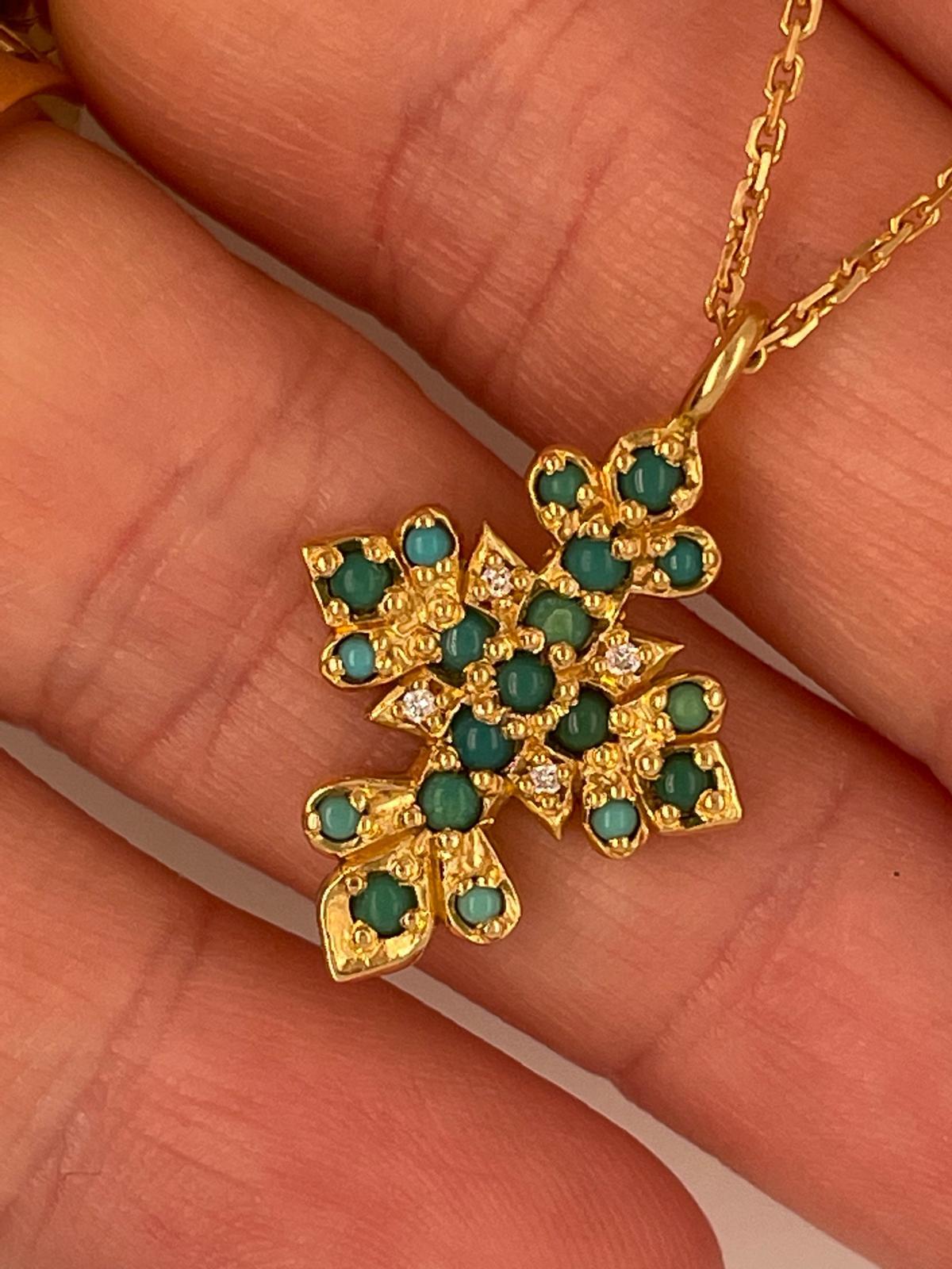 Collier croix en or jaune massif 18 carats avec turquoise et diamants  en vente 4