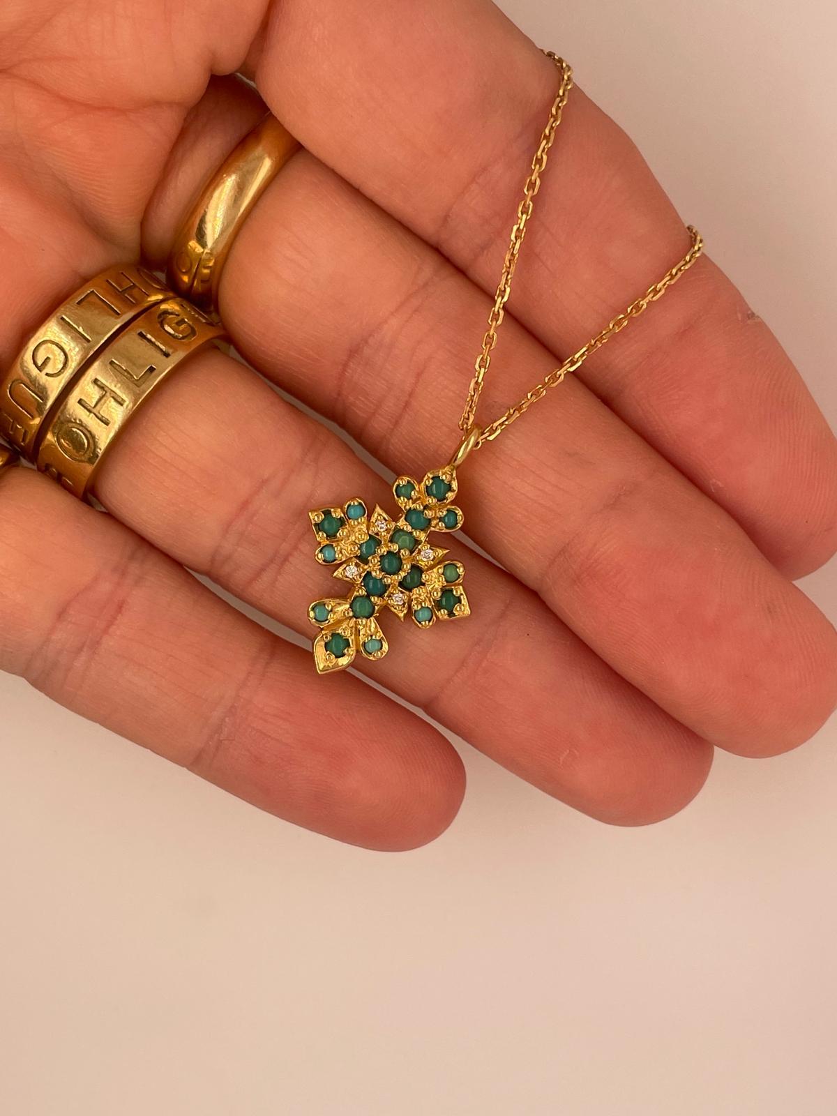 Collier croix en or jaune massif 18 carats avec turquoise et diamants  en vente 5