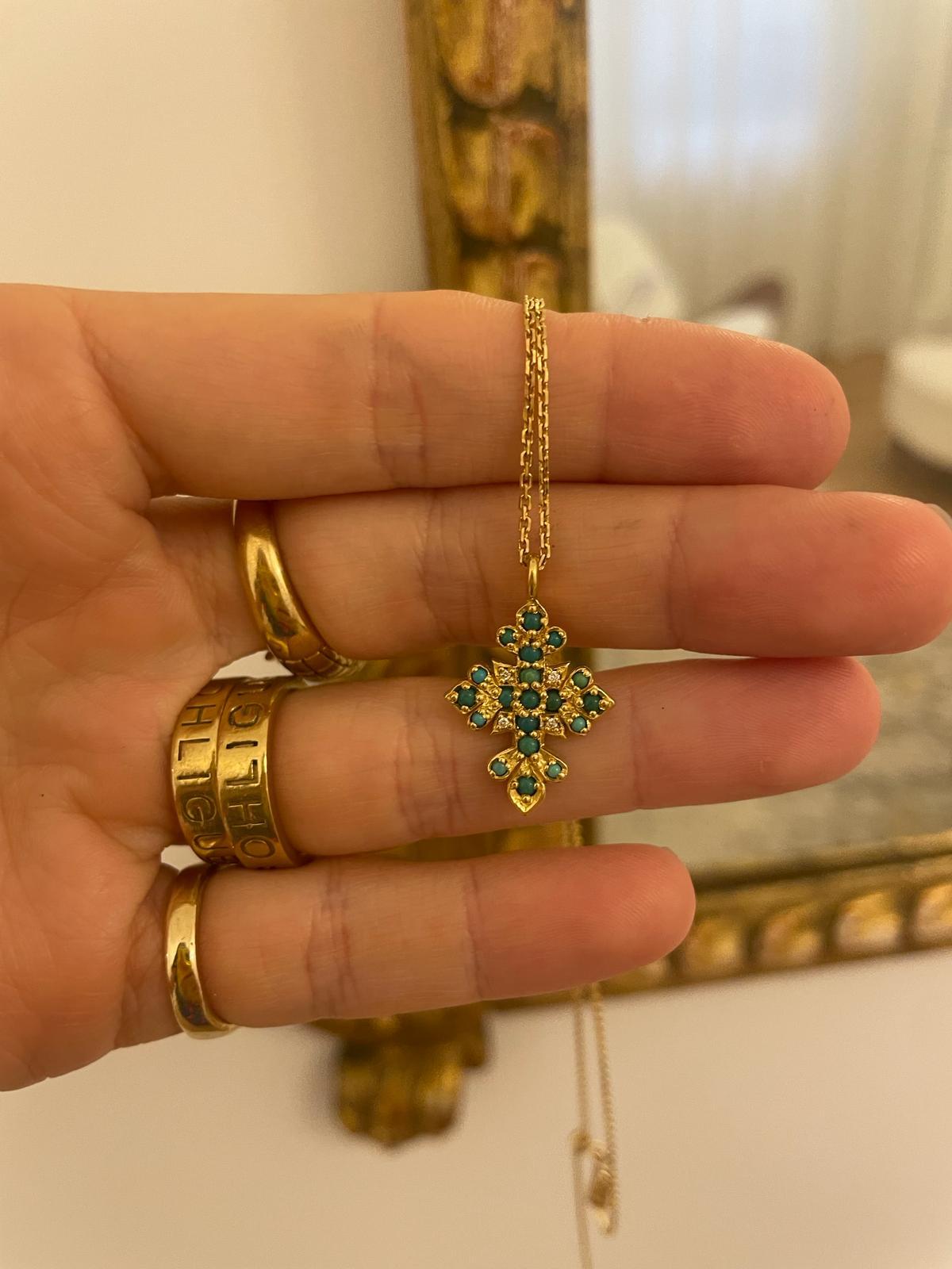 Collier croix en or jaune massif 18 carats avec turquoise et diamants  en vente 7