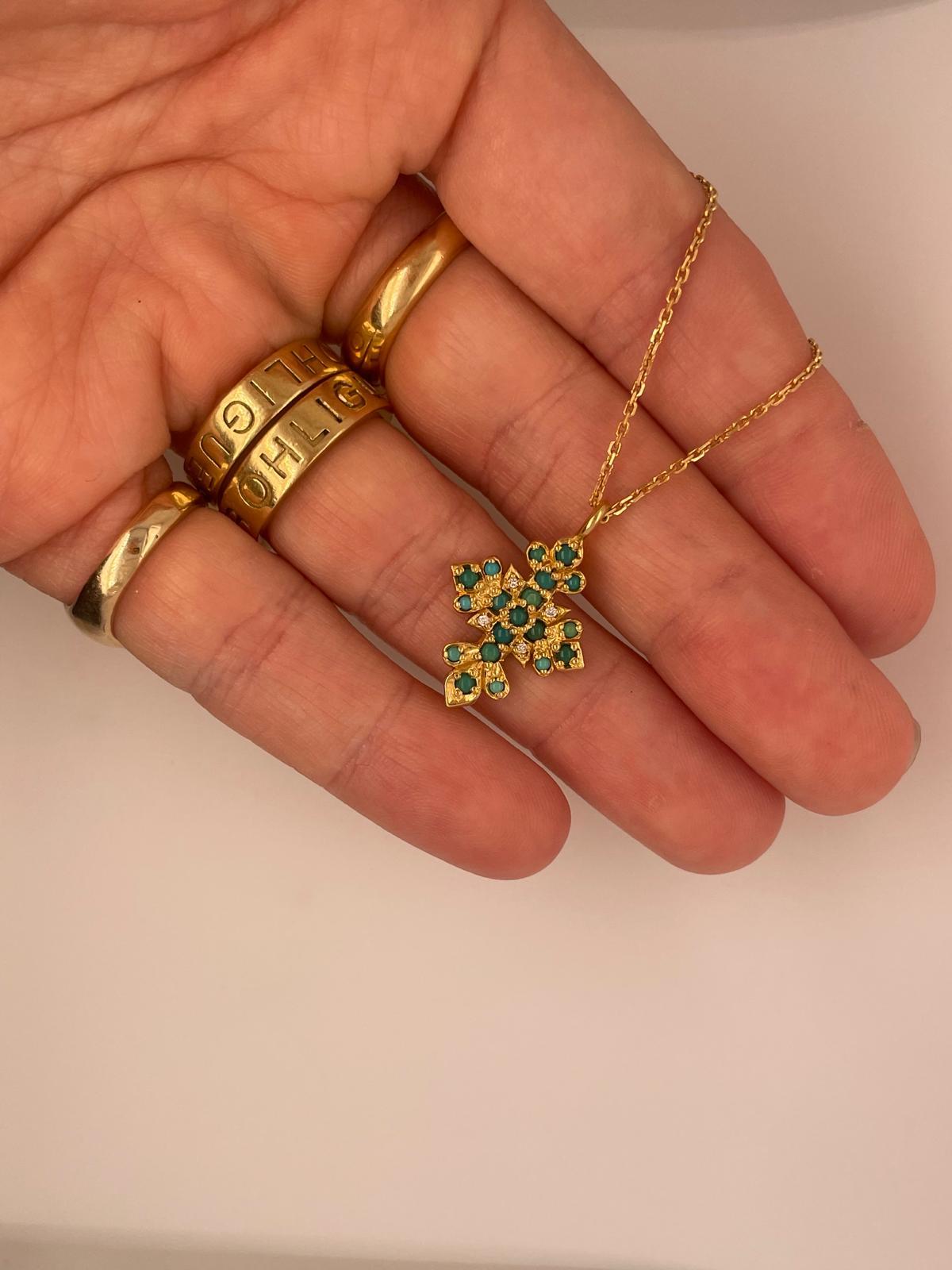 Artisan Collier croix en or jaune massif 18 carats avec turquoise et diamants  en vente