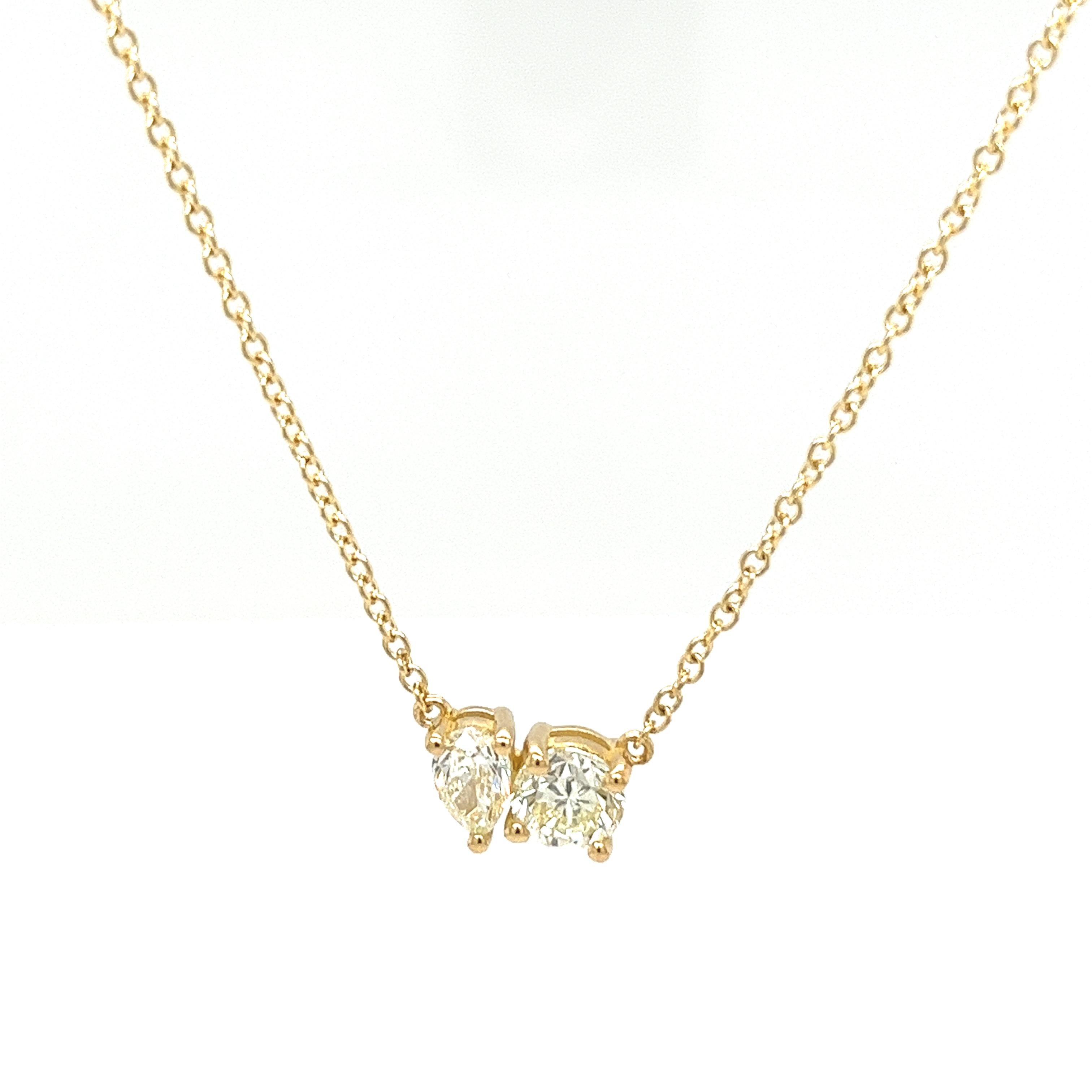 Toi et Moi, collier pendentif en or jaune massif 18 carats avec poire et diamants ronds Neuf - En vente à London, GB