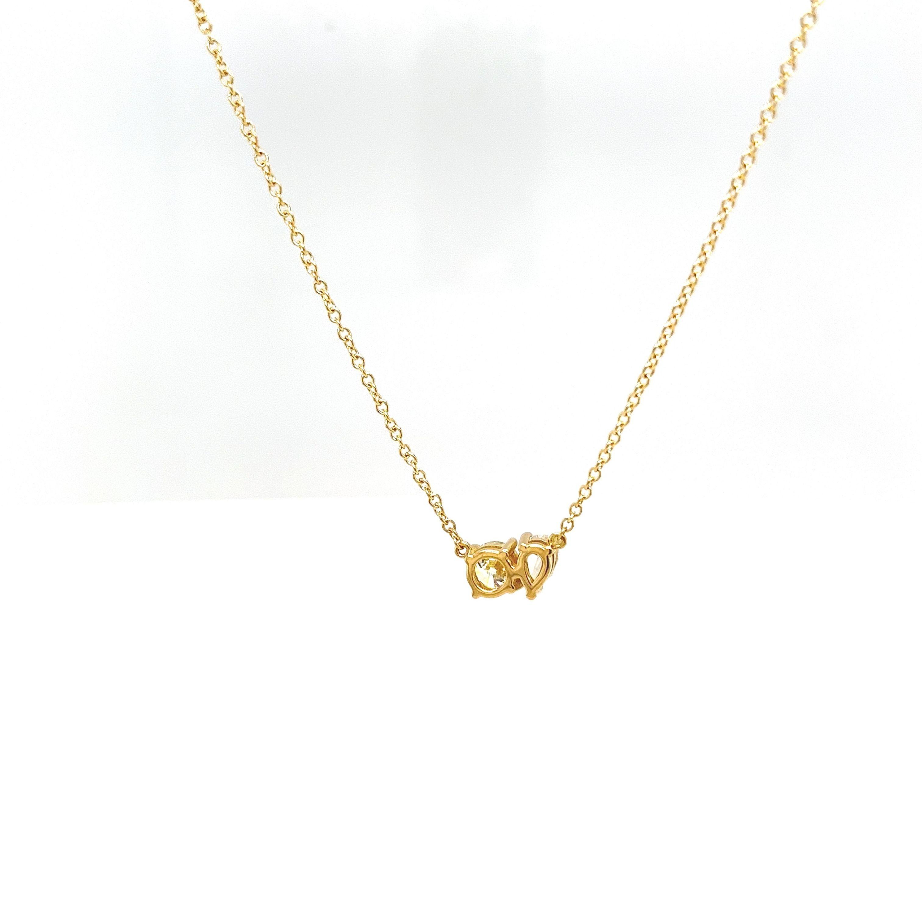 Toi et Moi, collier pendentif en or jaune massif 18 carats avec poire et diamants ronds en vente 1