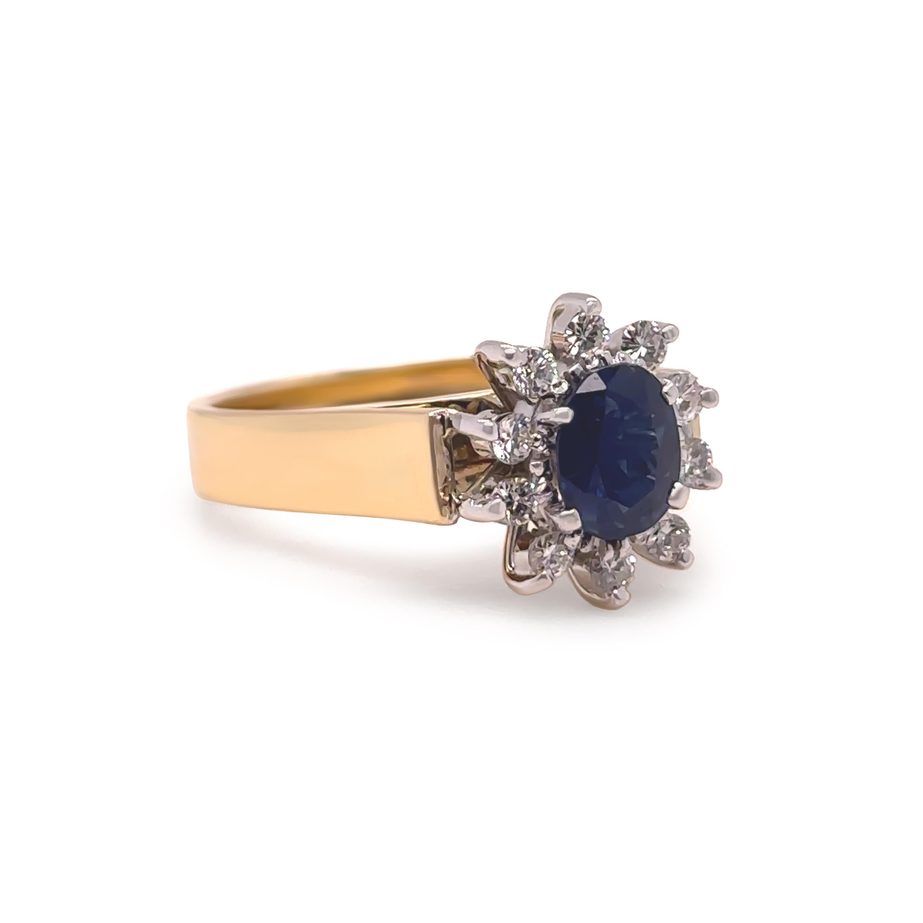 Questo elegante anello a grappolo bicolore è realizzato in oro giallo e bianco 18 ct e presenta un sorprendente zaffiro blu naturale dal taglio ovale del peso di circa 1,25 ct. Lo zaffiro, che misura 6,82 x 5,46 mm, presenta una tonalità di blu