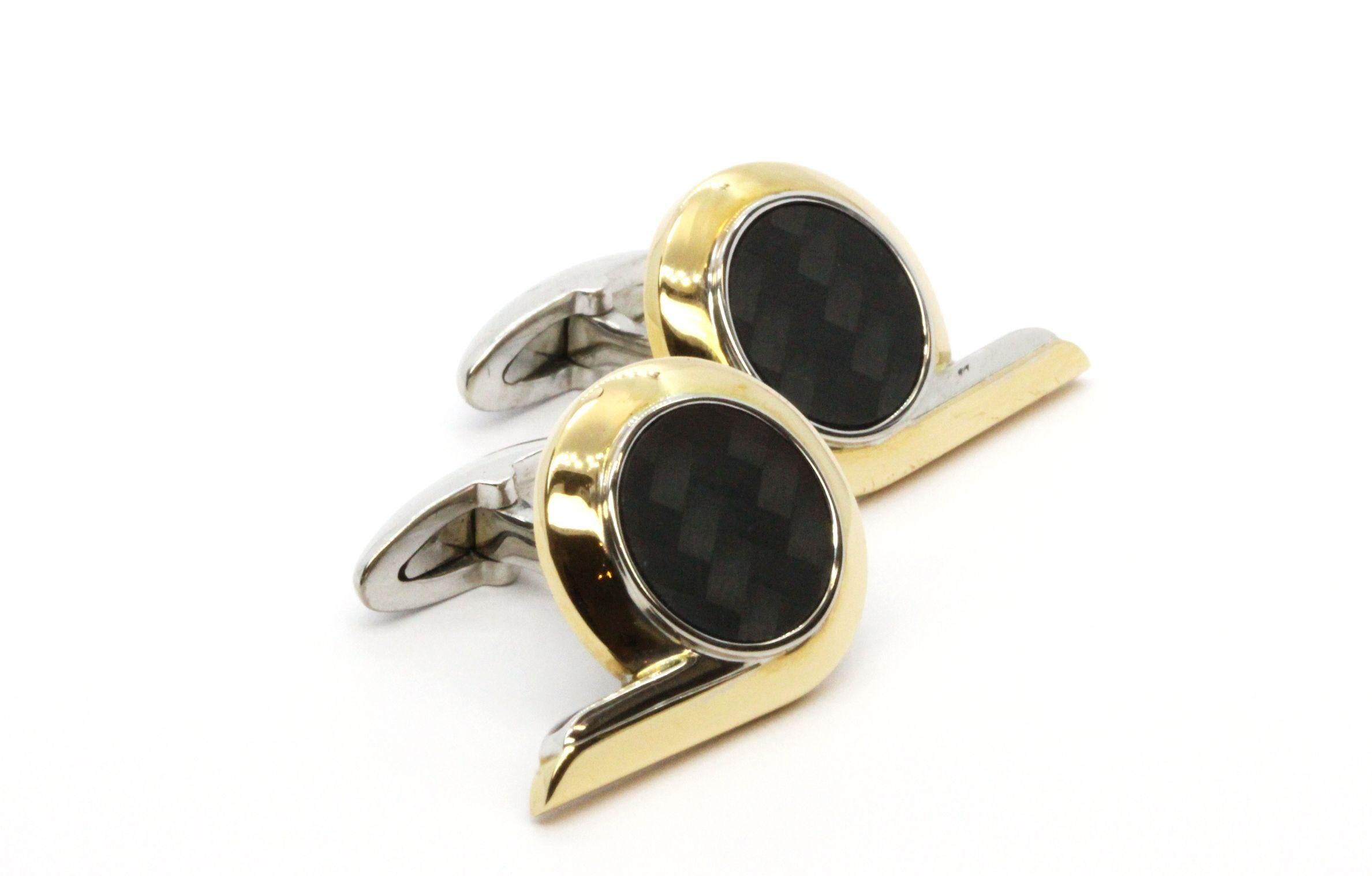 G4774 Pair of 18ct White & Rose Gold Aston Cuff-links with Black Carbon Fibre centres. 

Pair of 18ct White & Rose Gold cufflinks featuring flat disks of black Carbon Fibre centres with a herringbone finish, in full rub over settings , surrounded by