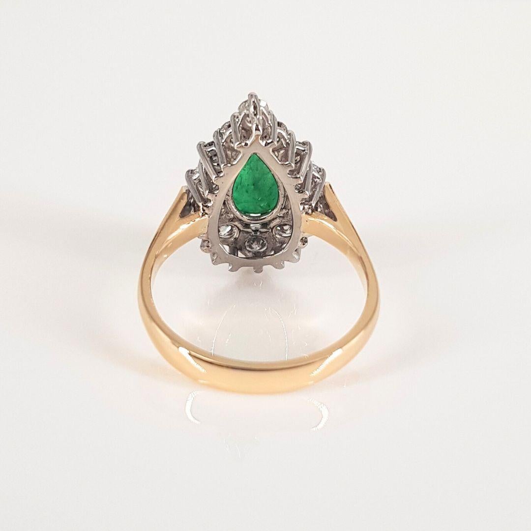 18ct WHITE AND YELLOW GOLD EMERALD RING  In Excellent Condition For Sale In Cape Town, ZA