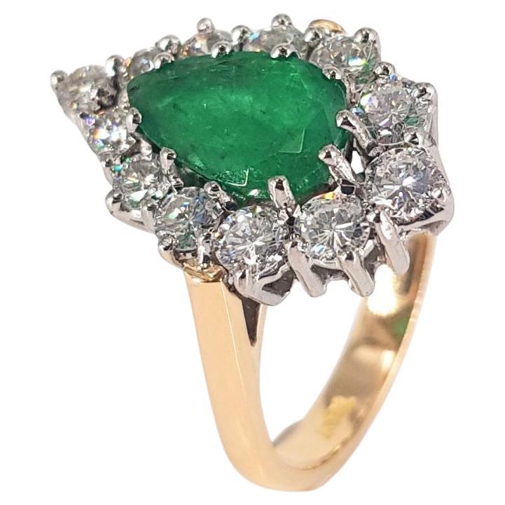 18ct WHITE AND YELLOW GOLD EMERALD RING  For Sale