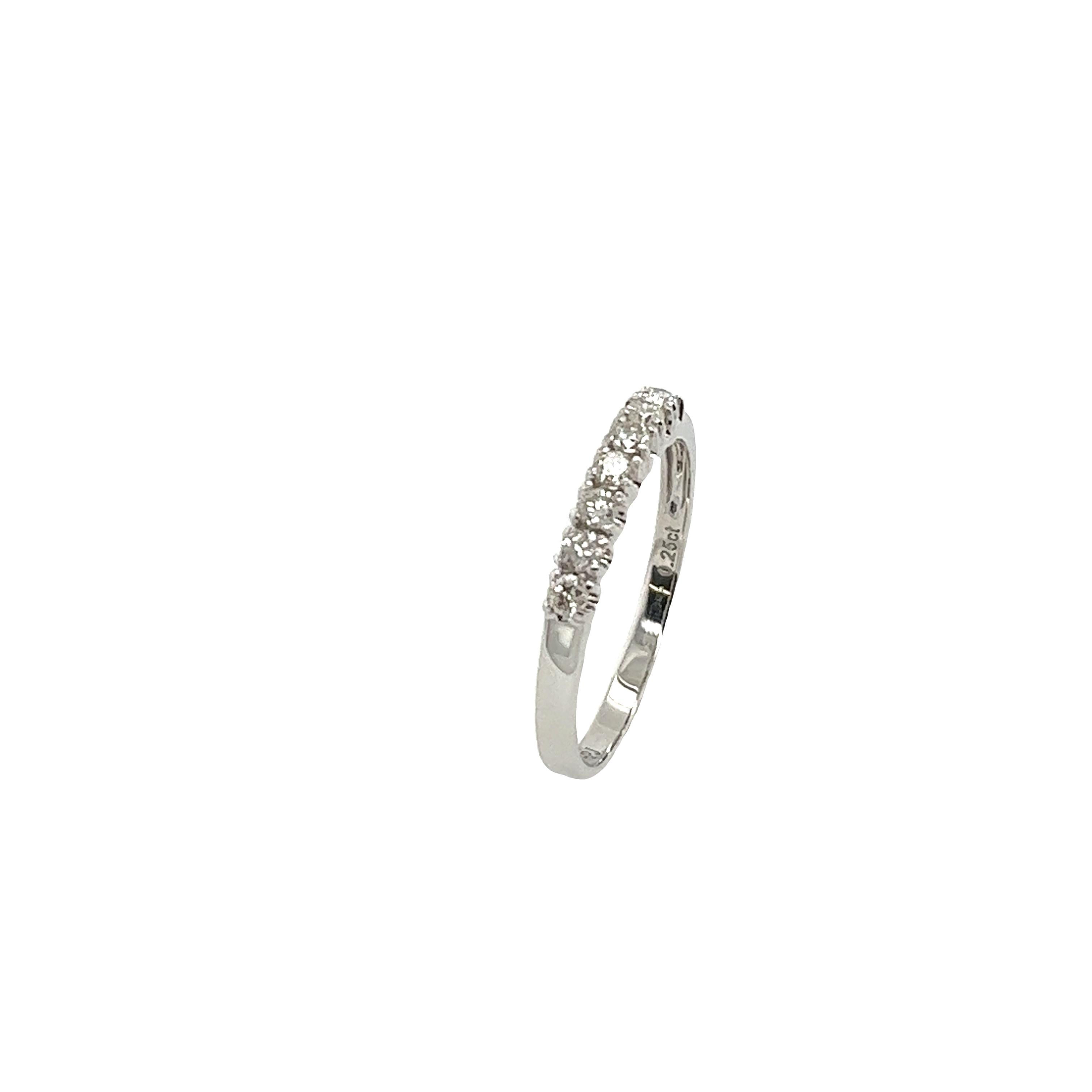 18ct White Diamond Ring With 0.25ct Round Brilliant Cut Diamonds For Sale 1