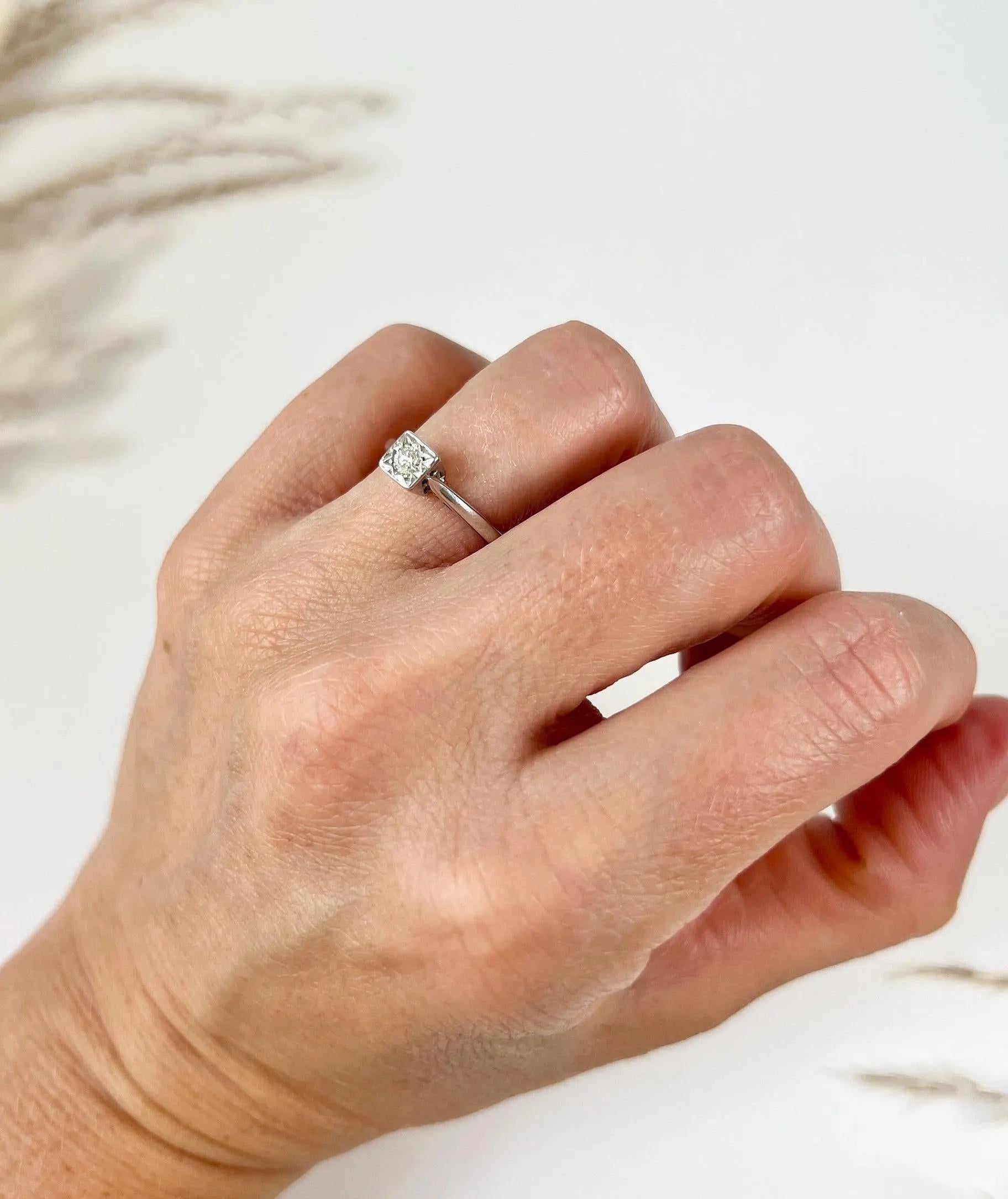 18ct White Gold 0.15ct Square Set Single Stone Diamond Ring Hallmarked 1938 In Good Condition For Sale In Brighton, GB