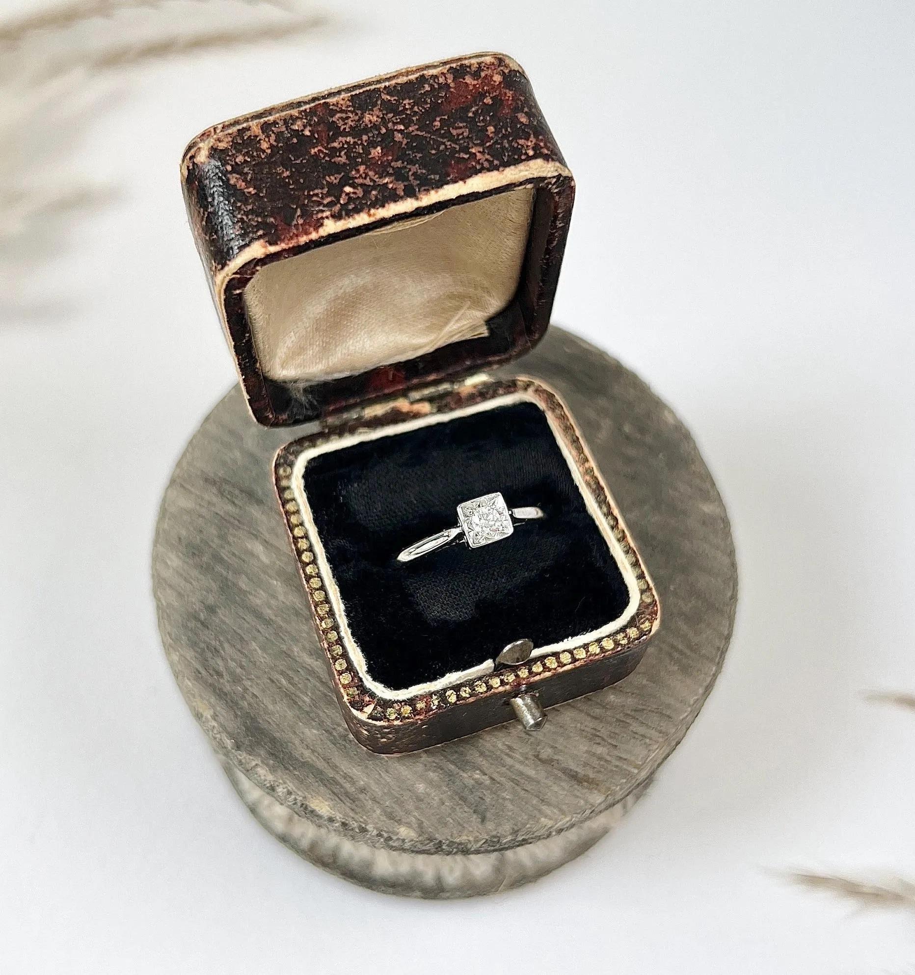 18ct White Gold 0.15ct Square Set Single Stone Diamond Ring Hallmarked 1938 For Sale 2