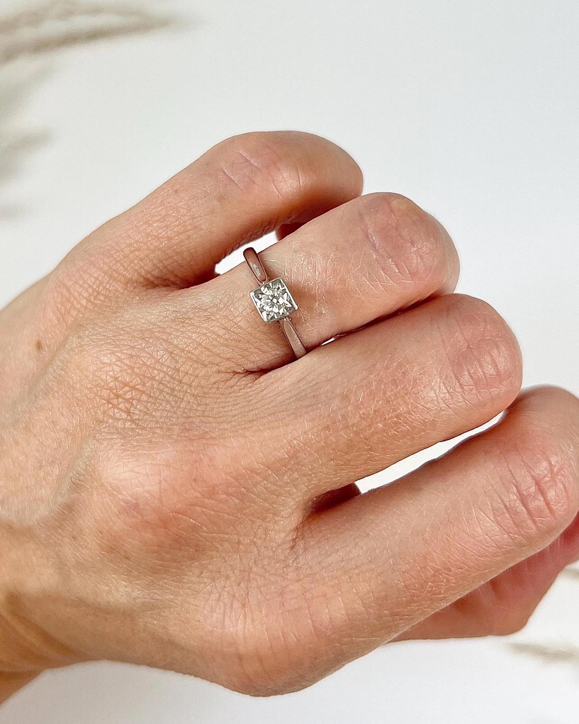 18ct White Gold 0.15ct Square Set Single Stone Diamond Ring Hallmarked 1938 For Sale 3