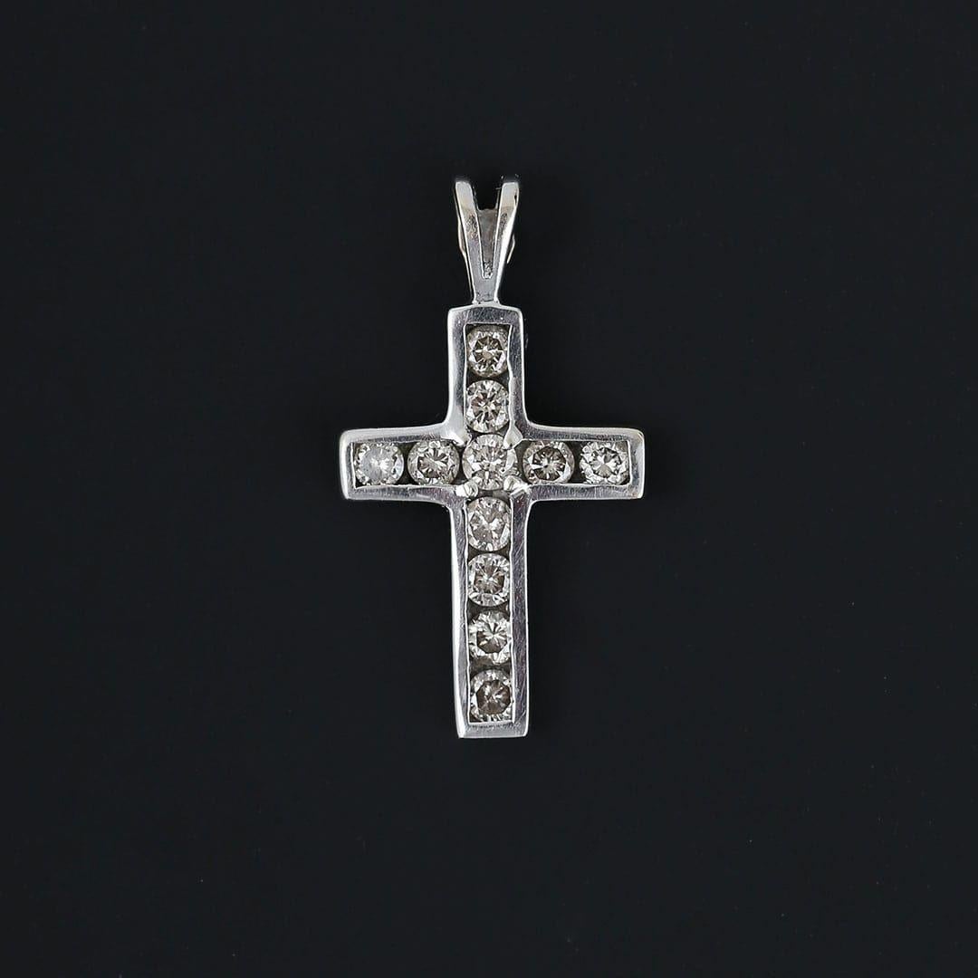 18ct White Gold 0.34ct Diamond Cross Cruciform Pendant Charm In Good Condition In Lancashire, Oldham