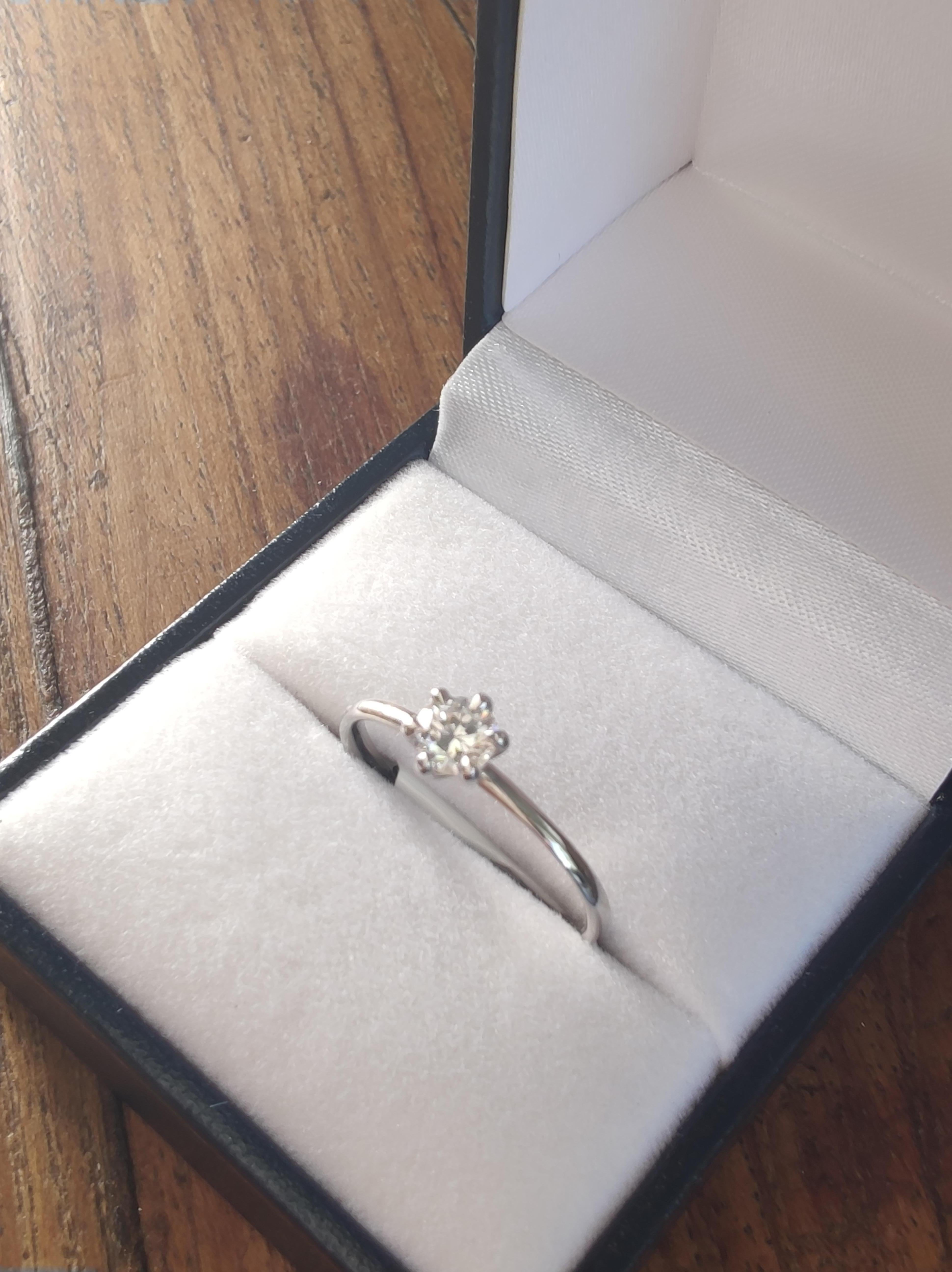 Anello di fidanzamento Single Stone con diamante da 0,35 carati in oro bianco 18ct in vendita 4