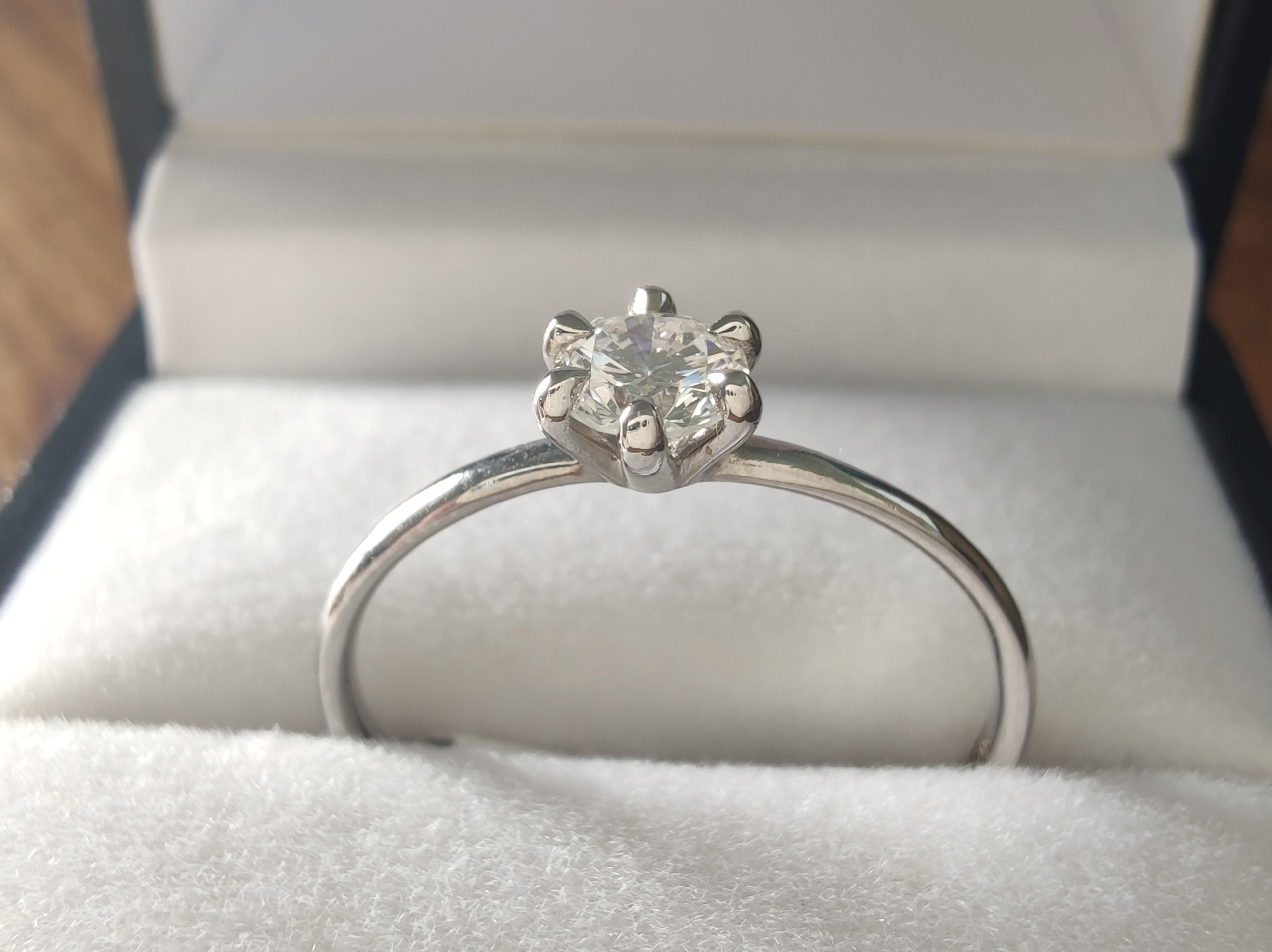Anello di fidanzamento Single Stone con diamante da 0,35 carati in oro bianco 18ct in vendita 6
