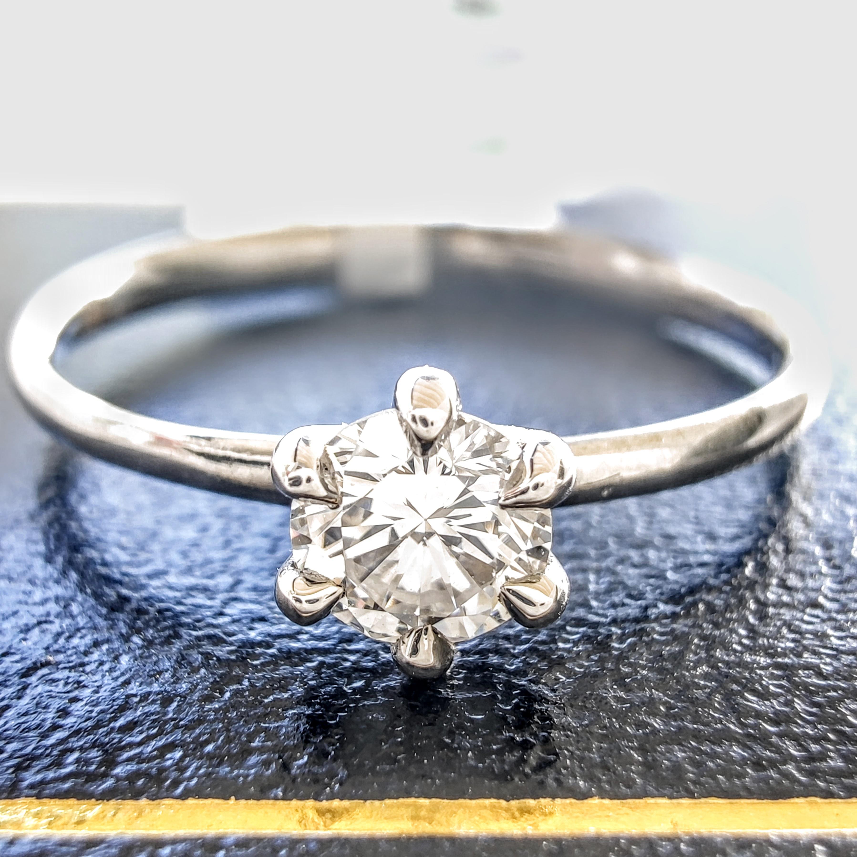 Anello di fidanzamento Single Stone con diamante da 0,35 carati in oro bianco 18ct in vendita 7