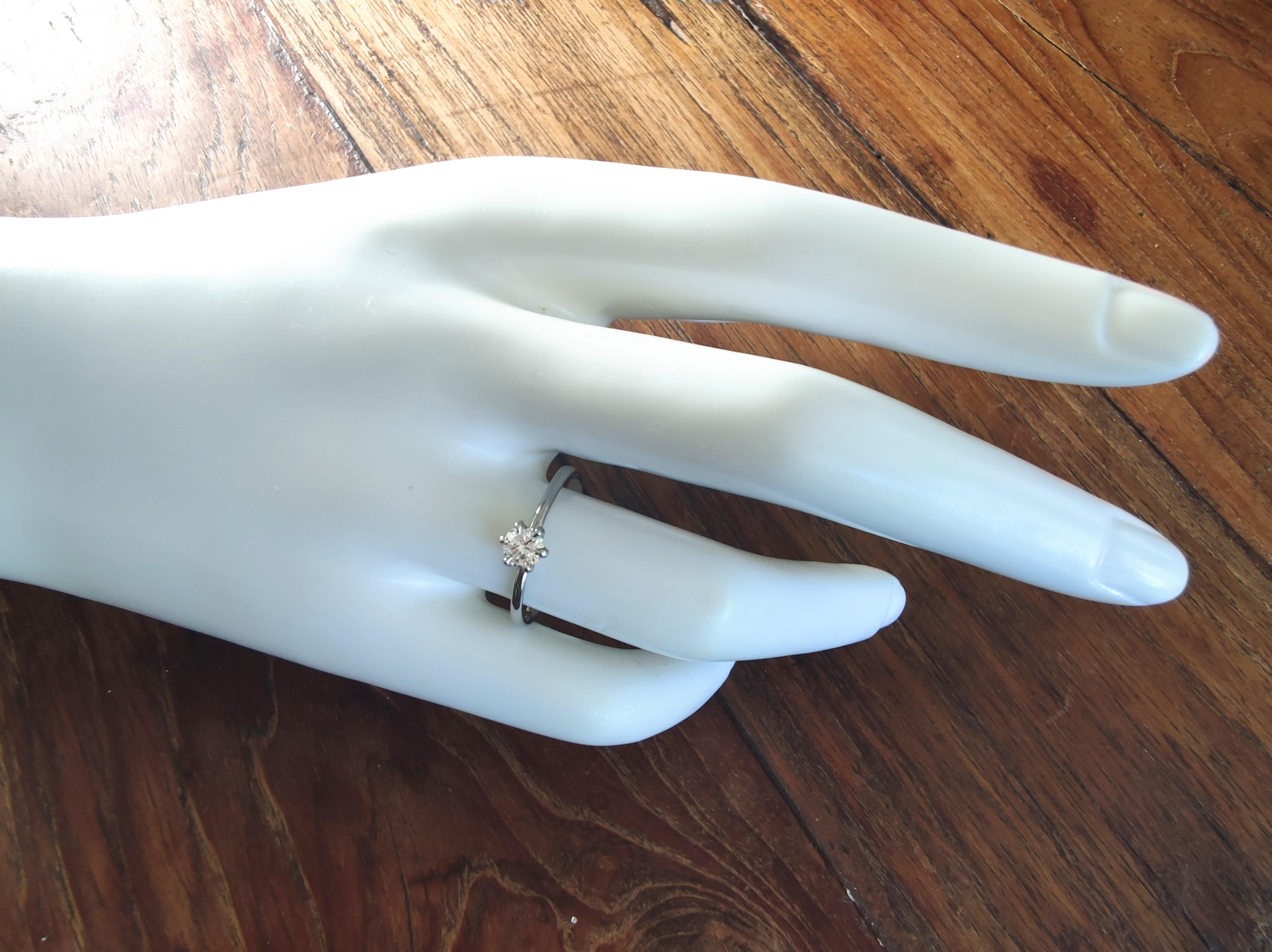 Elegante anello solitario con diamante naturale da 0,35 carati in oro bianco 18 carati - certificato IGI, 
Misura dell'anello: US 7 (UK N½, EU 54) - Ridimensionabile gratuitamente

Un classico rivisitato: Anello di fidanzamento con diamante naturale