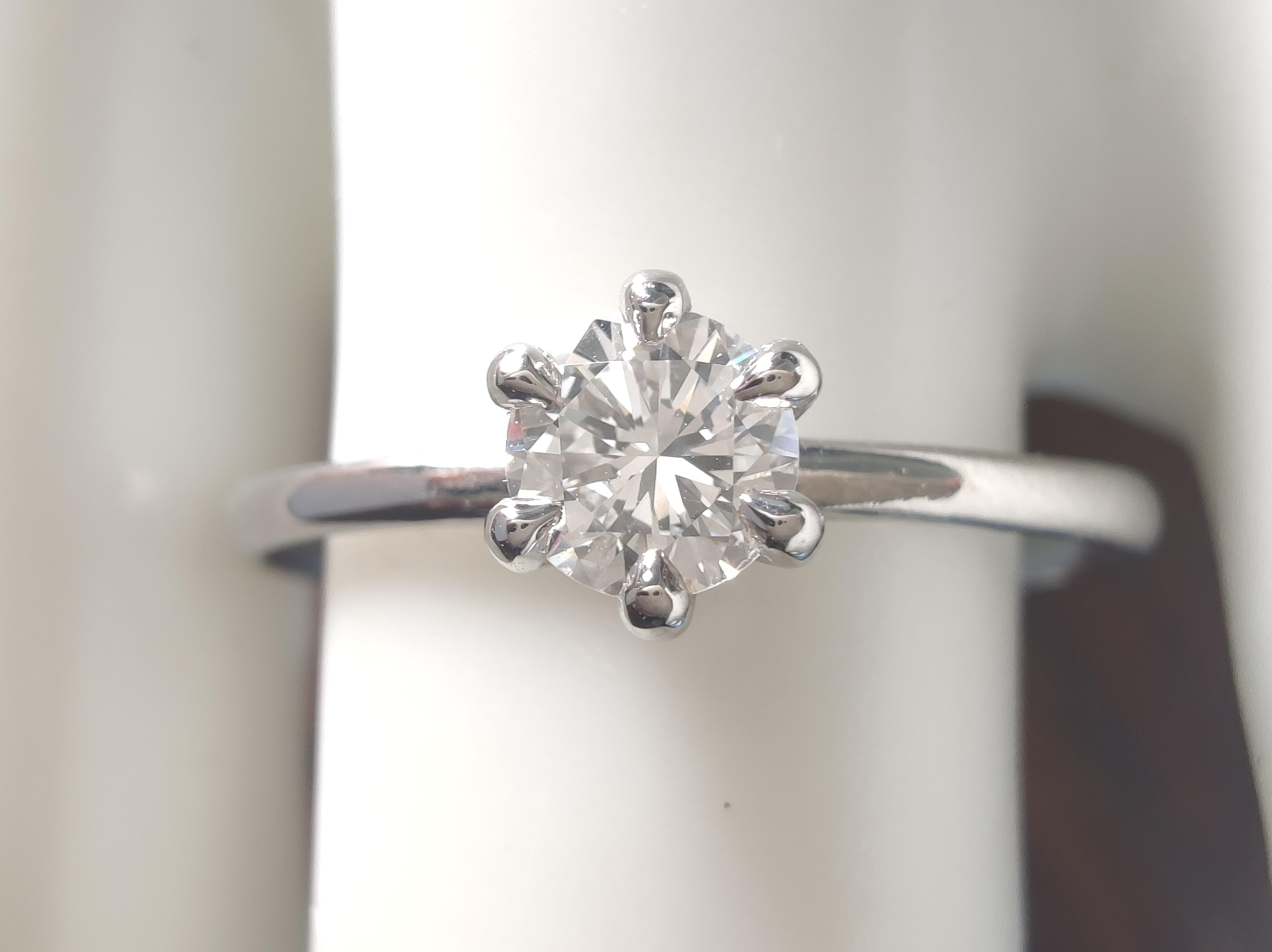 Contemporaneo Anello di fidanzamento Single Stone con diamante da 0,35 carati in oro bianco 18ct in vendita