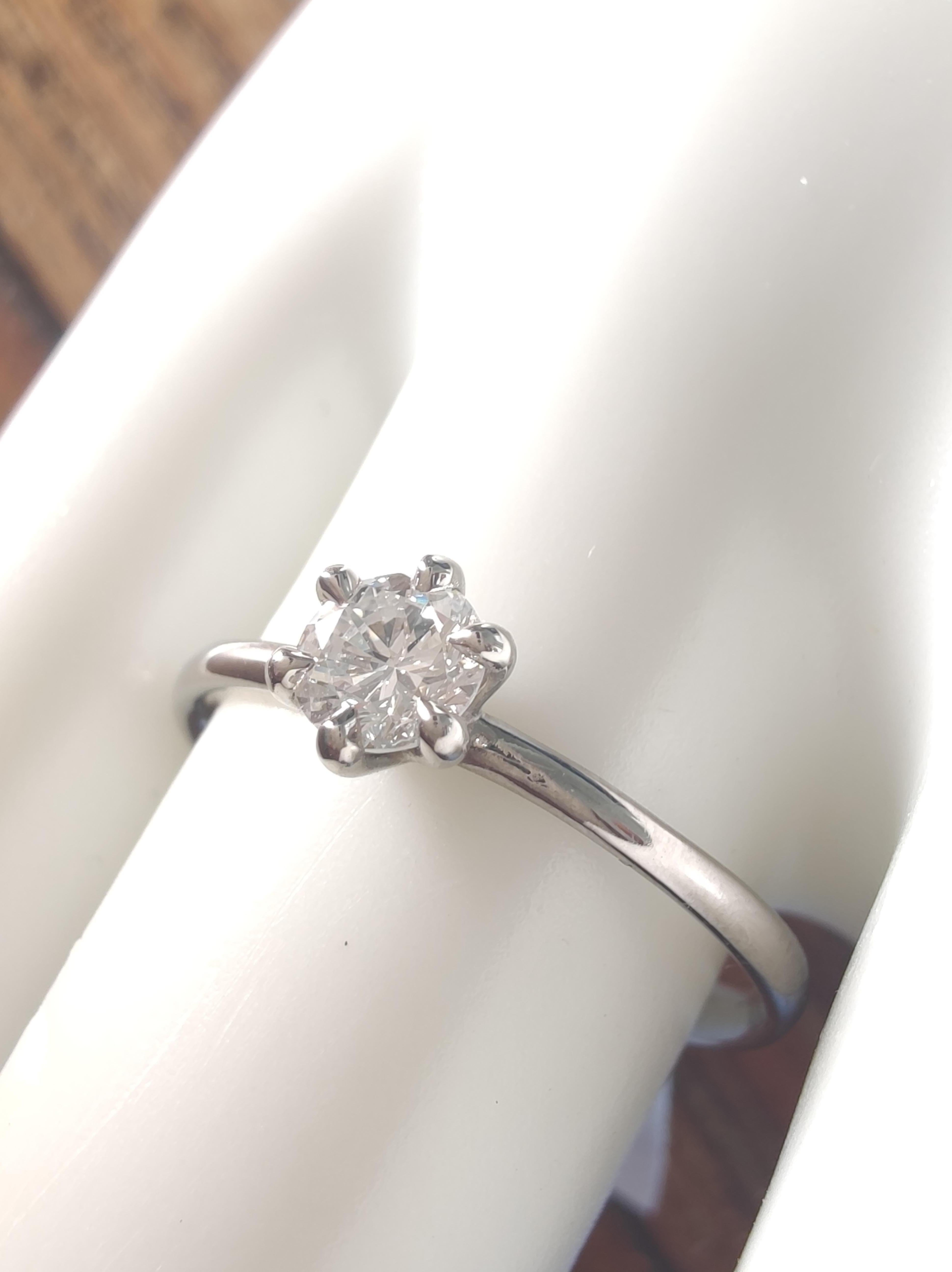 Taglio brillante Anello di fidanzamento Single Stone con diamante da 0,35 carati in oro bianco 18ct in vendita