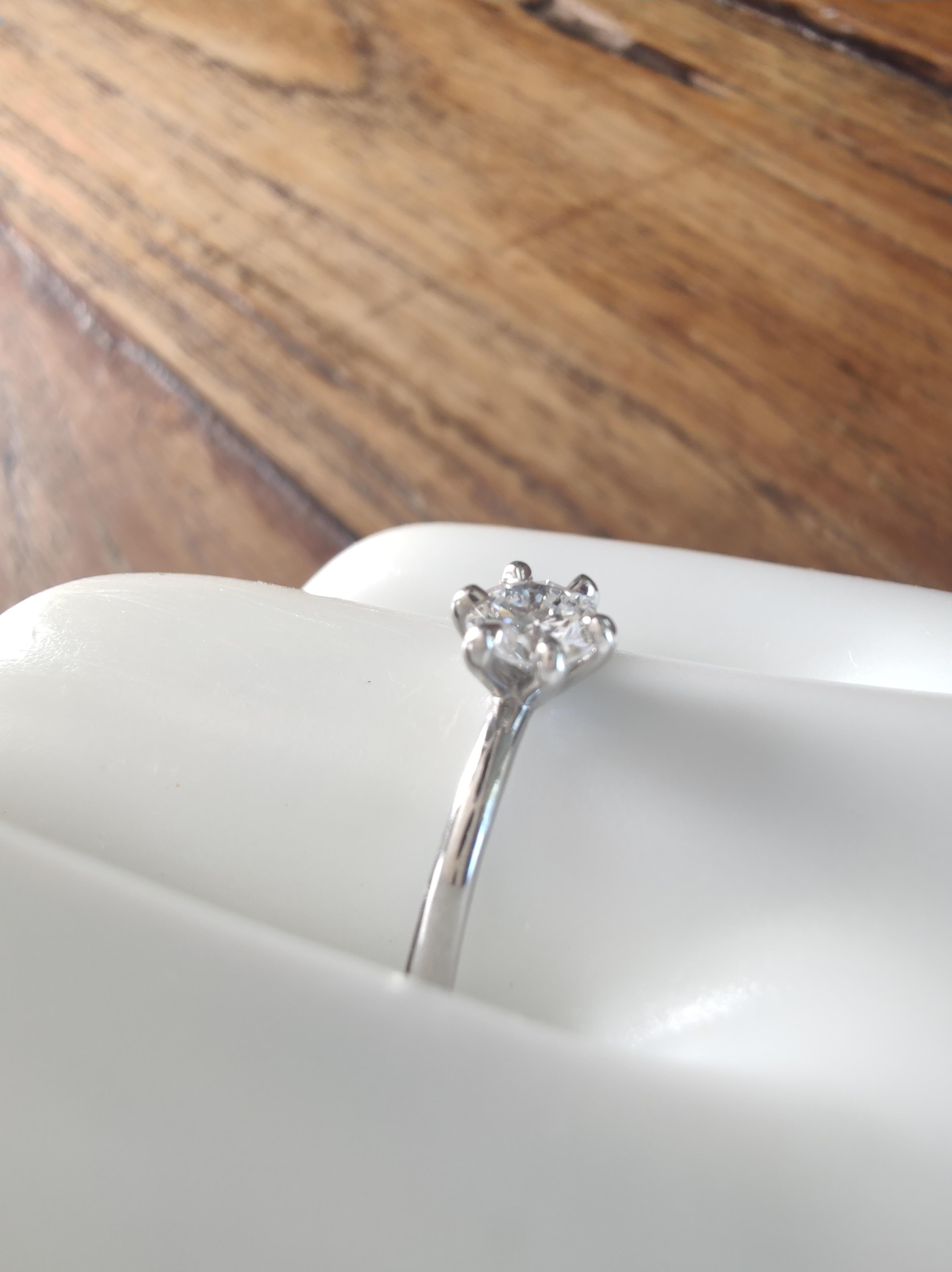 Anello di fidanzamento Single Stone con diamante da 0,35 carati in oro bianco 18ct In condizioni Nuovo in vendita a Sant Josep de sa Talaia, IB