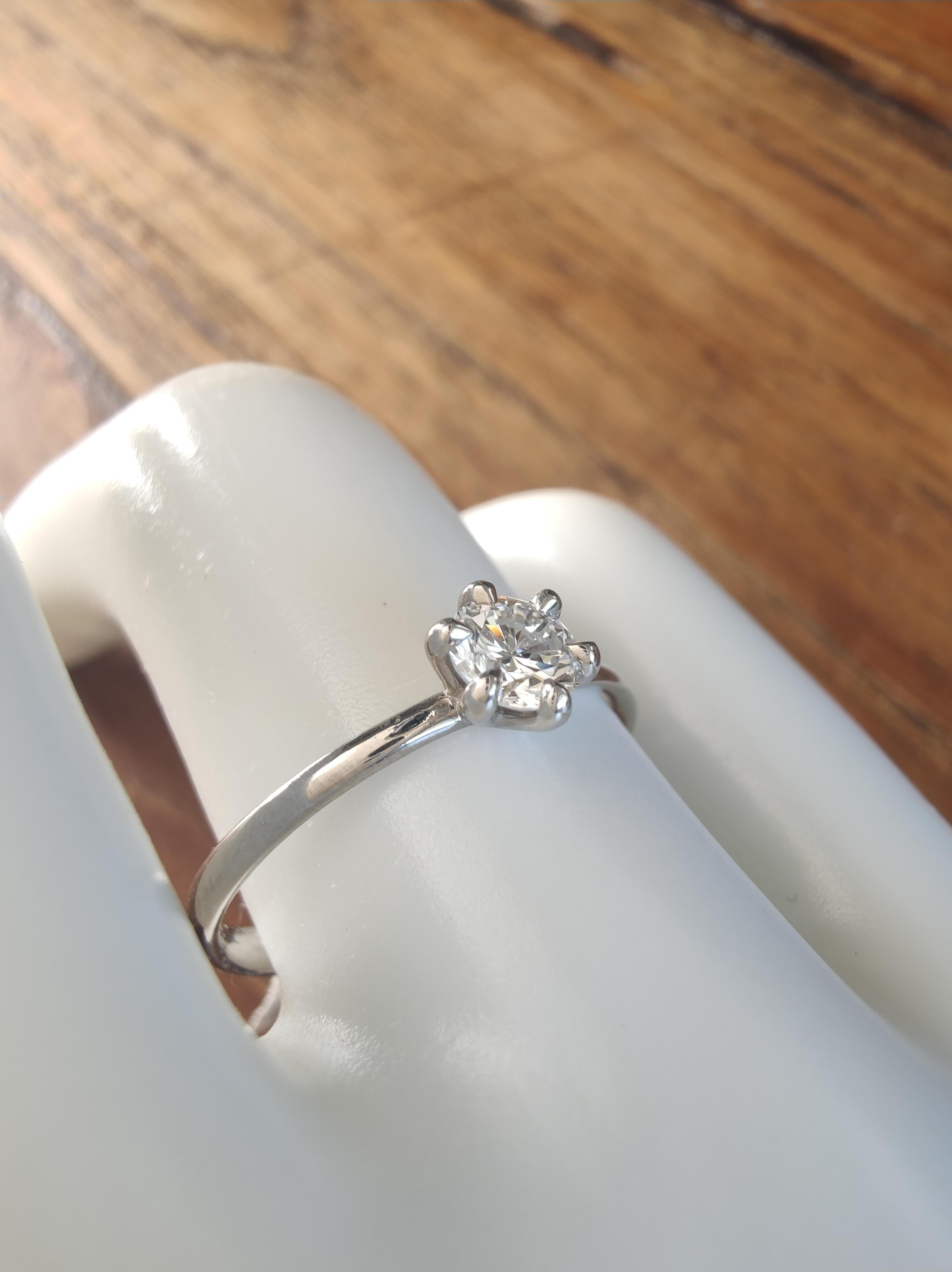 Donna Anello di fidanzamento Single Stone con diamante da 0,35 carati in oro bianco 18ct in vendita