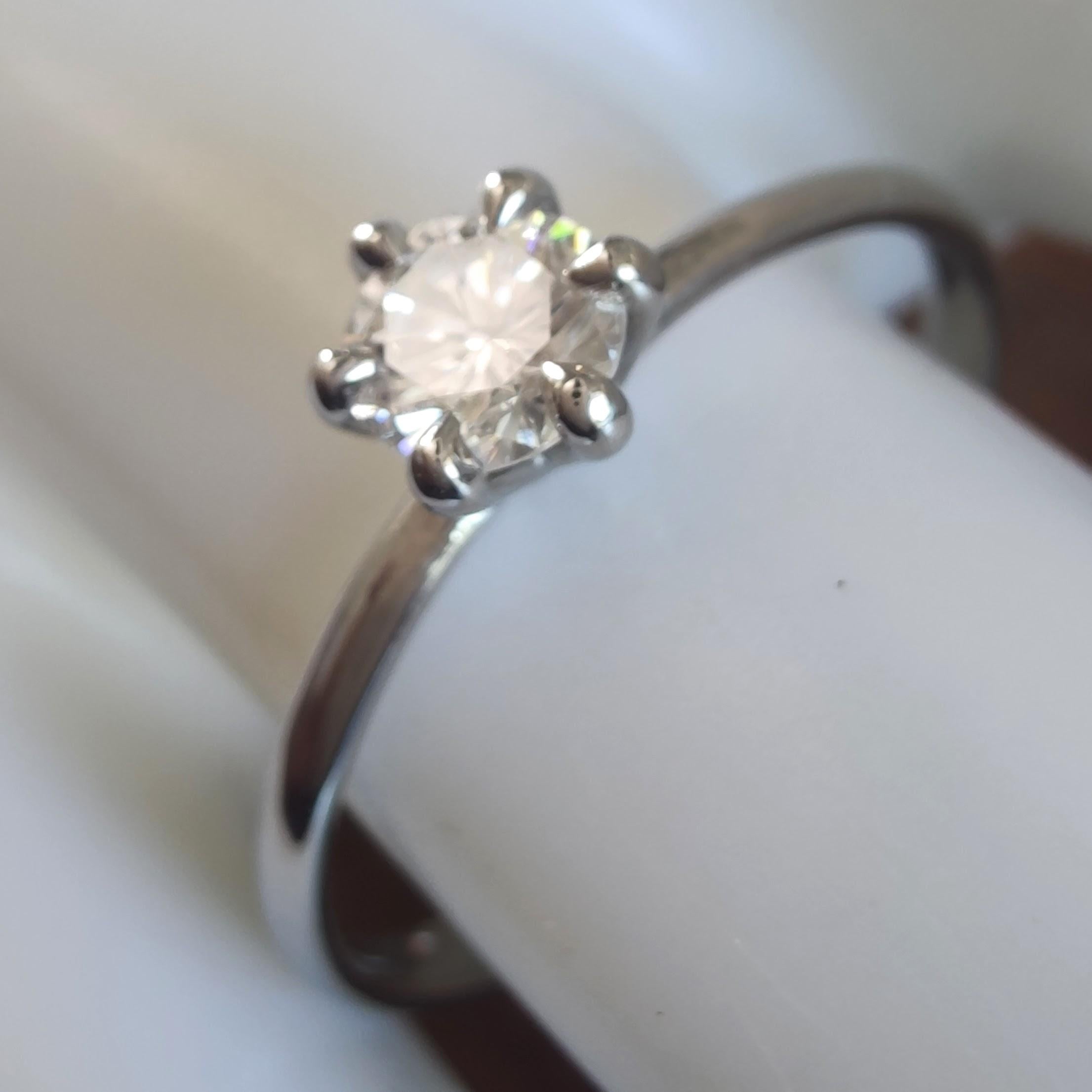 Anello di fidanzamento Single Stone con diamante da 0,35 carati in oro bianco 18ct in vendita 1