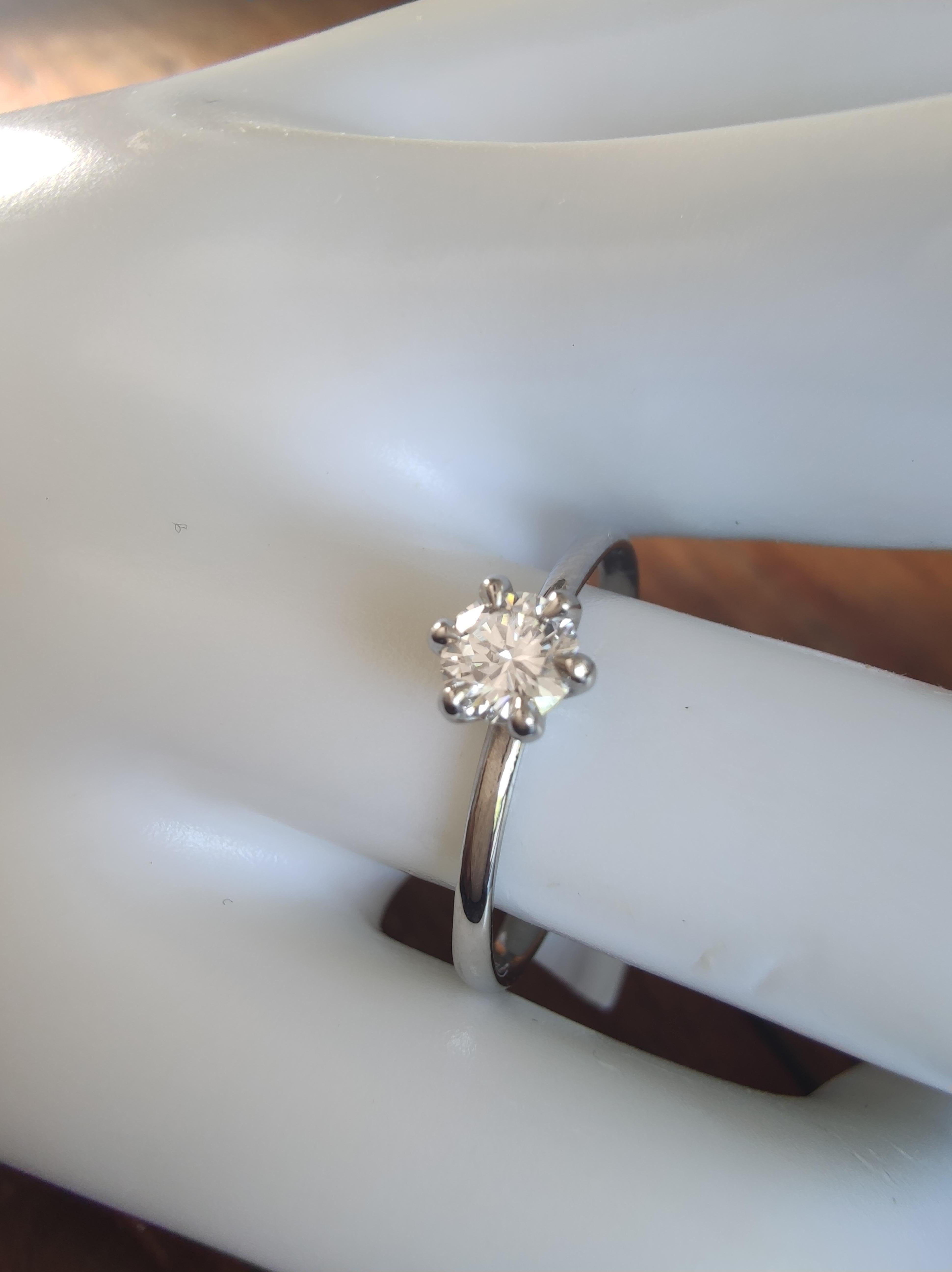 Anello di fidanzamento Single Stone con diamante da 0,35 carati in oro bianco 18ct in vendita 2