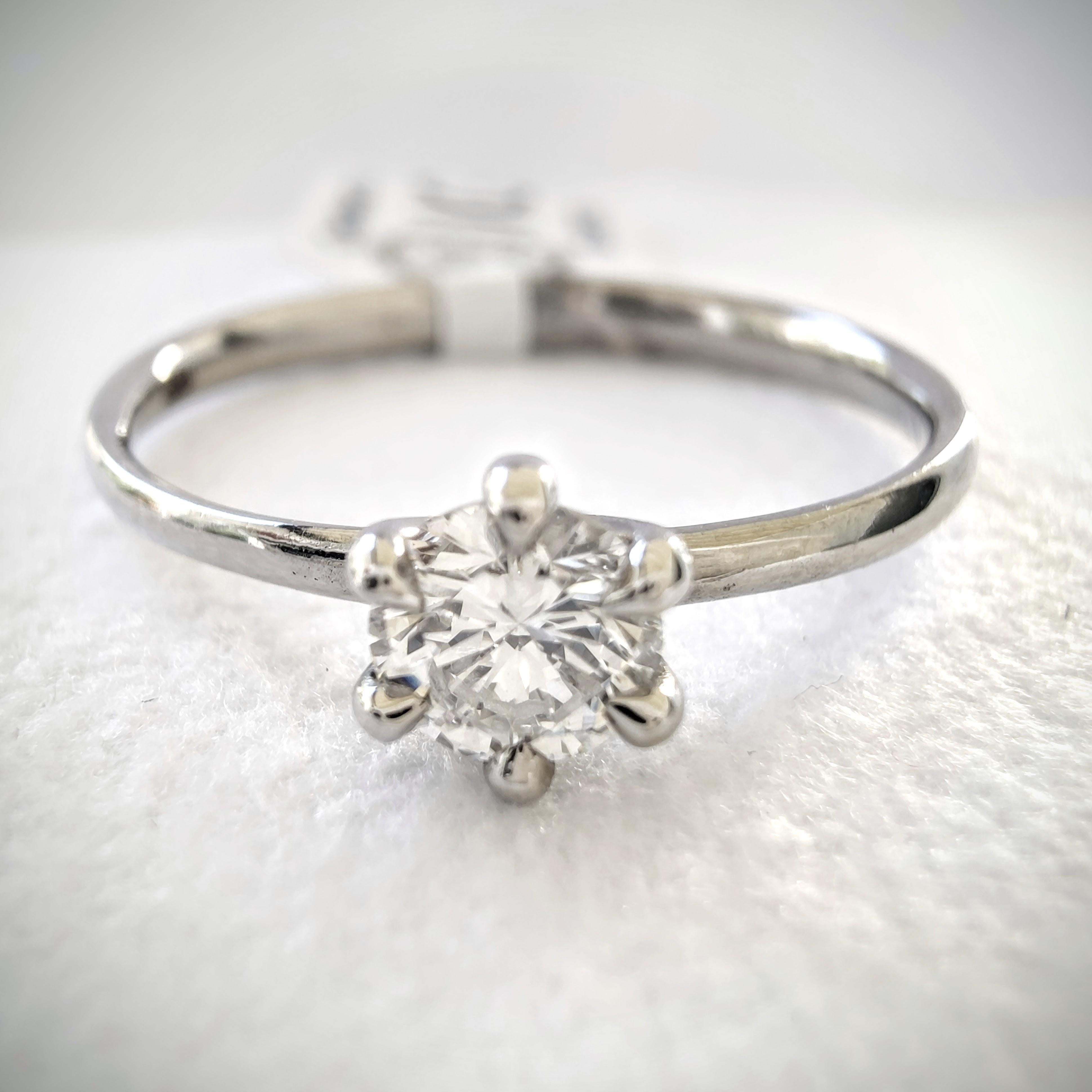 Anello di fidanzamento Single Stone con diamante da 0,35 carati in oro bianco 18ct in vendita 3