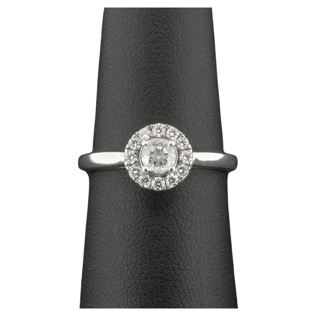 Zustand: Gebraucht mit milden/leichten Kratzern
MATERIAL: 18ct Weißgold 
Gepunzt: Ja, London
Identität des Hauptsteins: Diamant
Hauptsteinfarbe/Klarheit: H/i1 (zertifiziert)
Gesamtkaratgewicht des Hauptsteins: 0,50ct (gestempelt und zertifiziert)