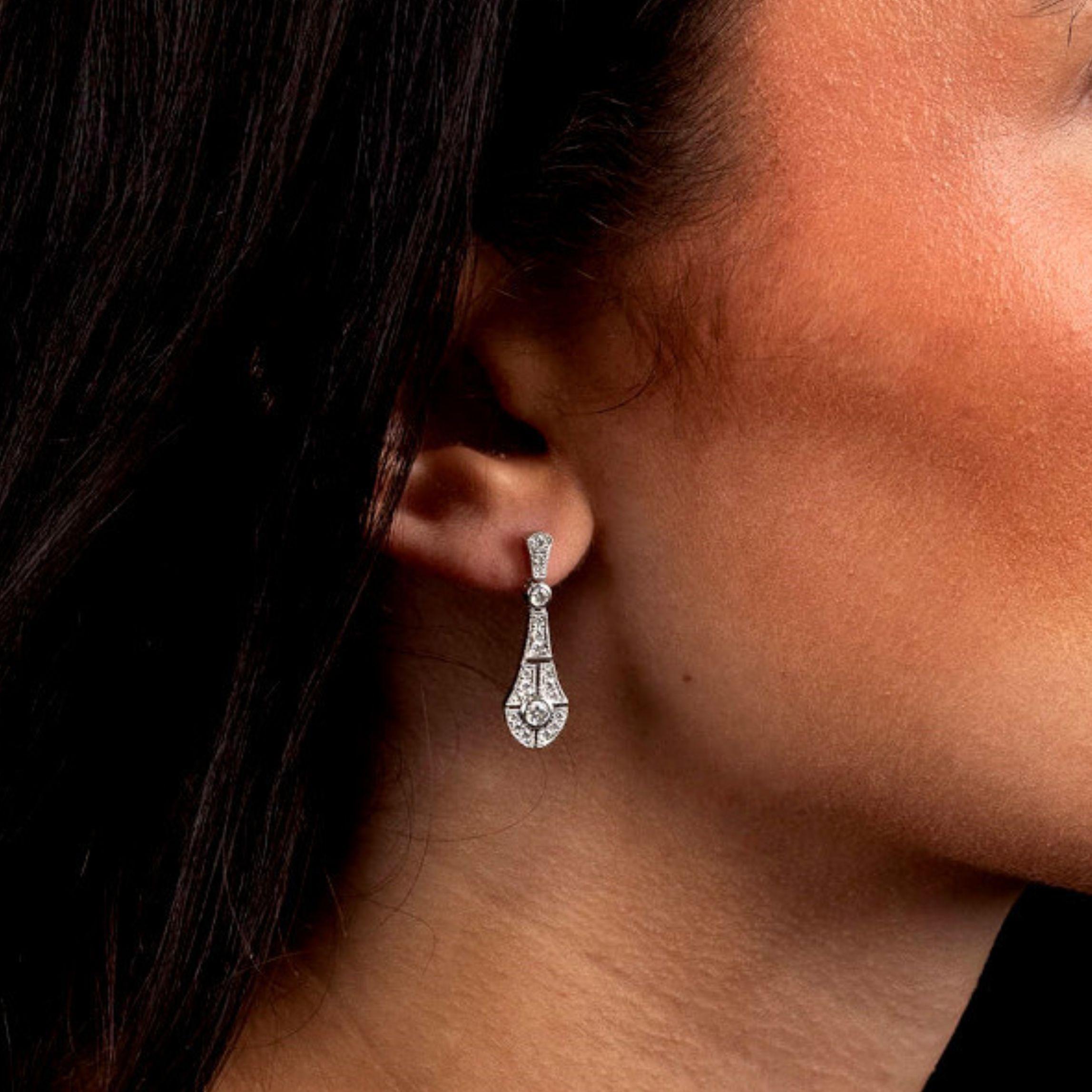 Art déco Boucles d'oreilles pendantes Heirloom en or blanc 18 ct avec 0,67 ct de diamant en vente