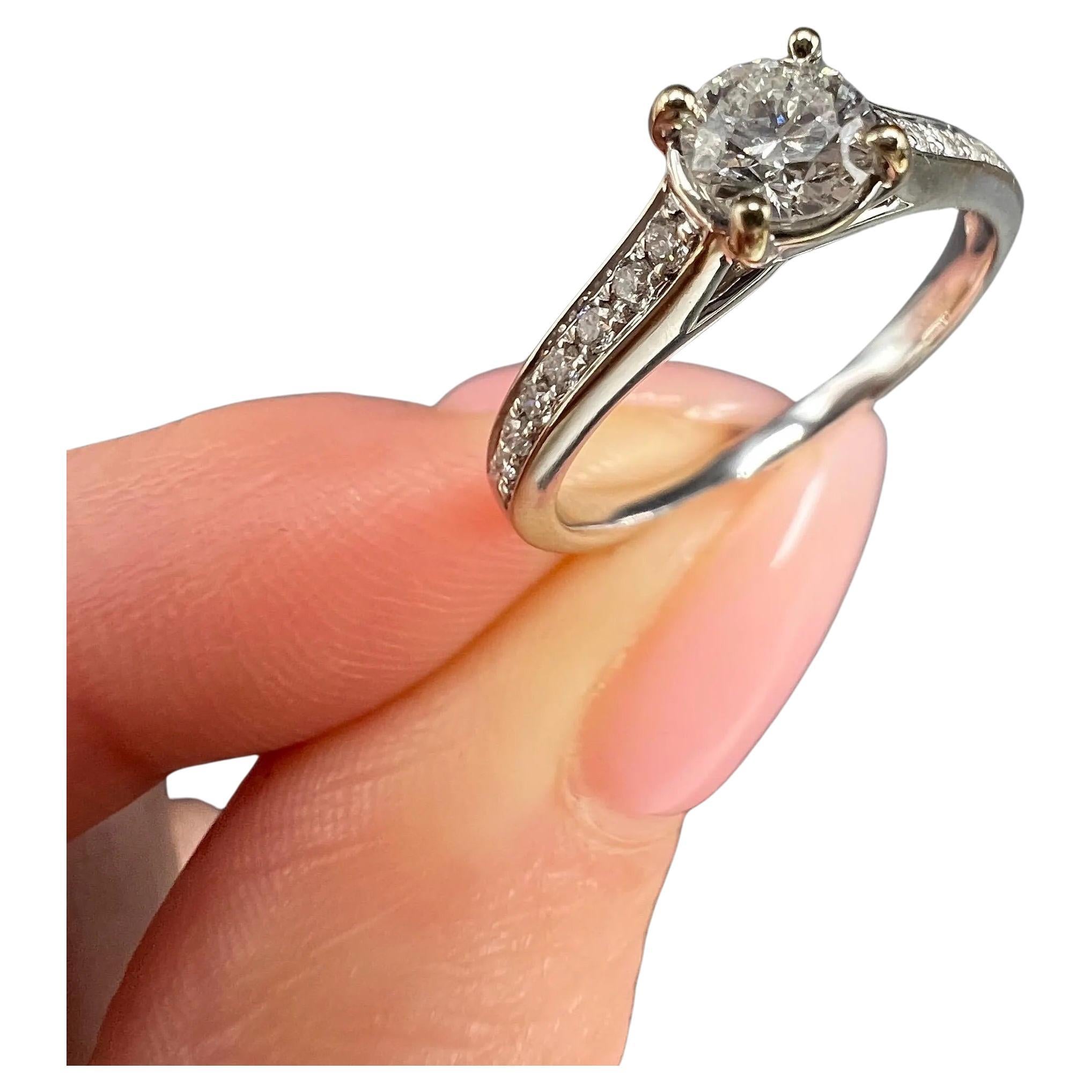 Bague de fiançailles avec épaules en or blanc 18 carats et diamants de 0,78 carat au total